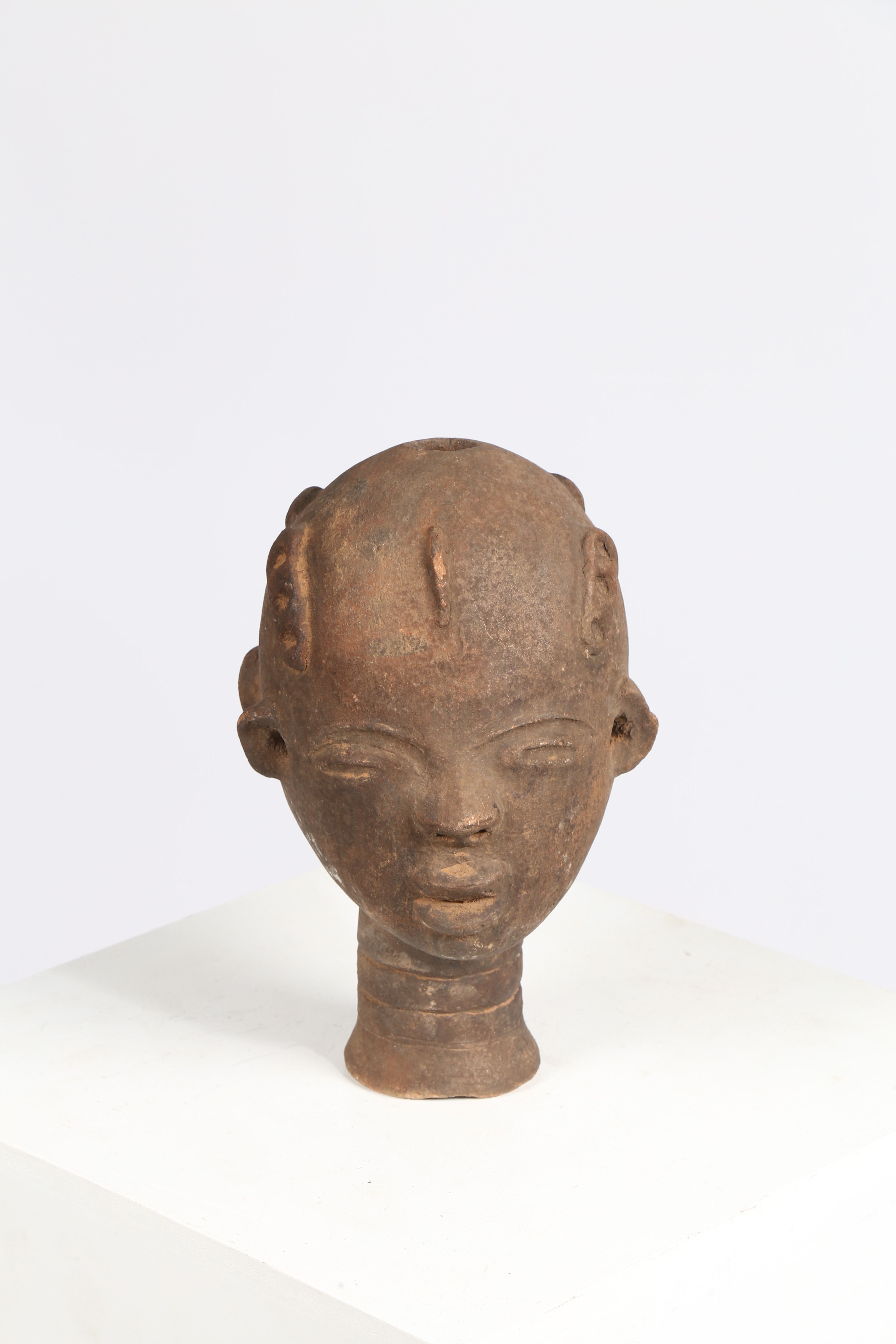 AN AKAN NSODI CLAY POTTERY DOUBLE SIDED HEAD, GHANA. - Image 5 of 8