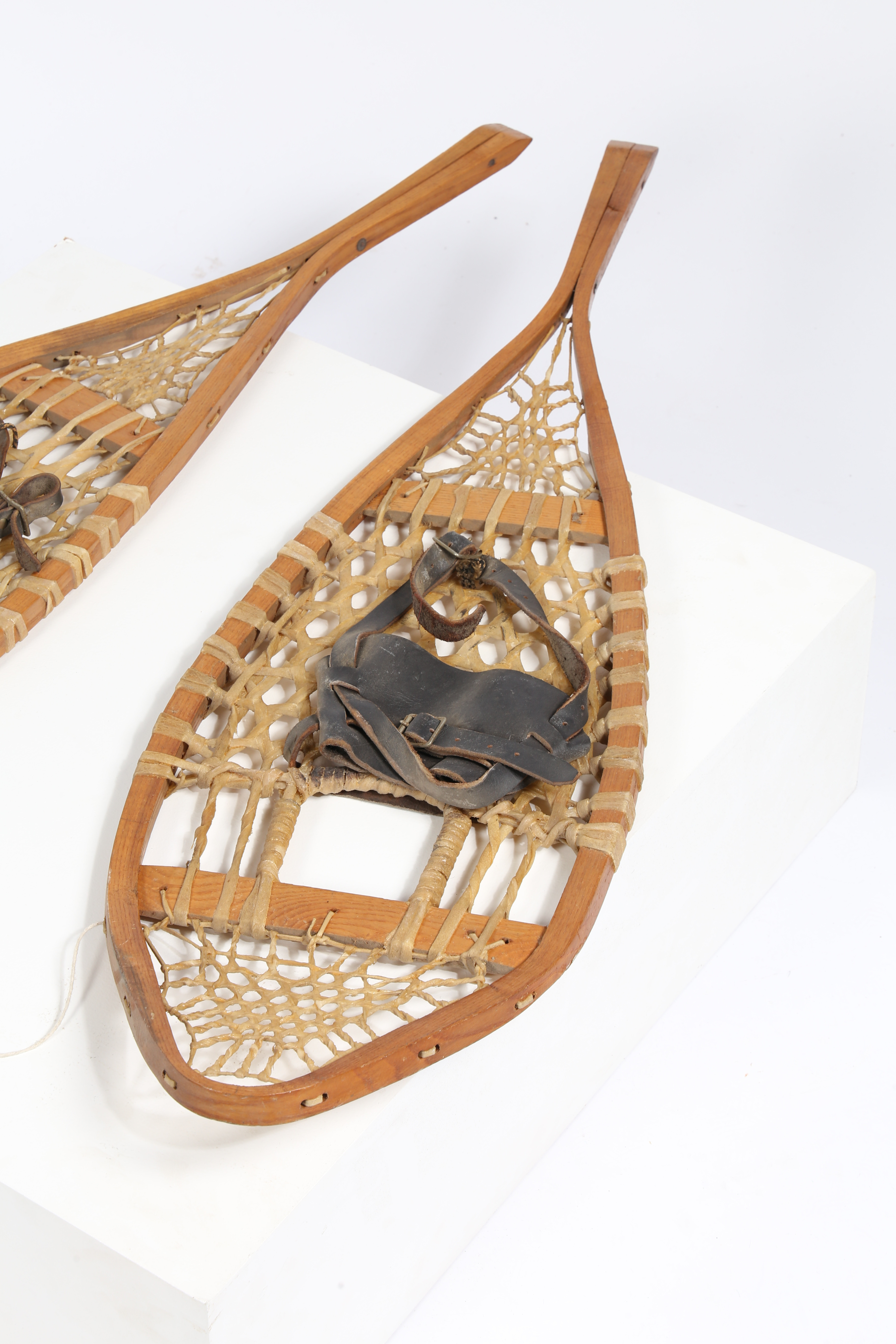 A PAIR OF EARLY 20TH CENTURY PINE RACKET SHAPED SNOW SHOES. - Image 2 of 7