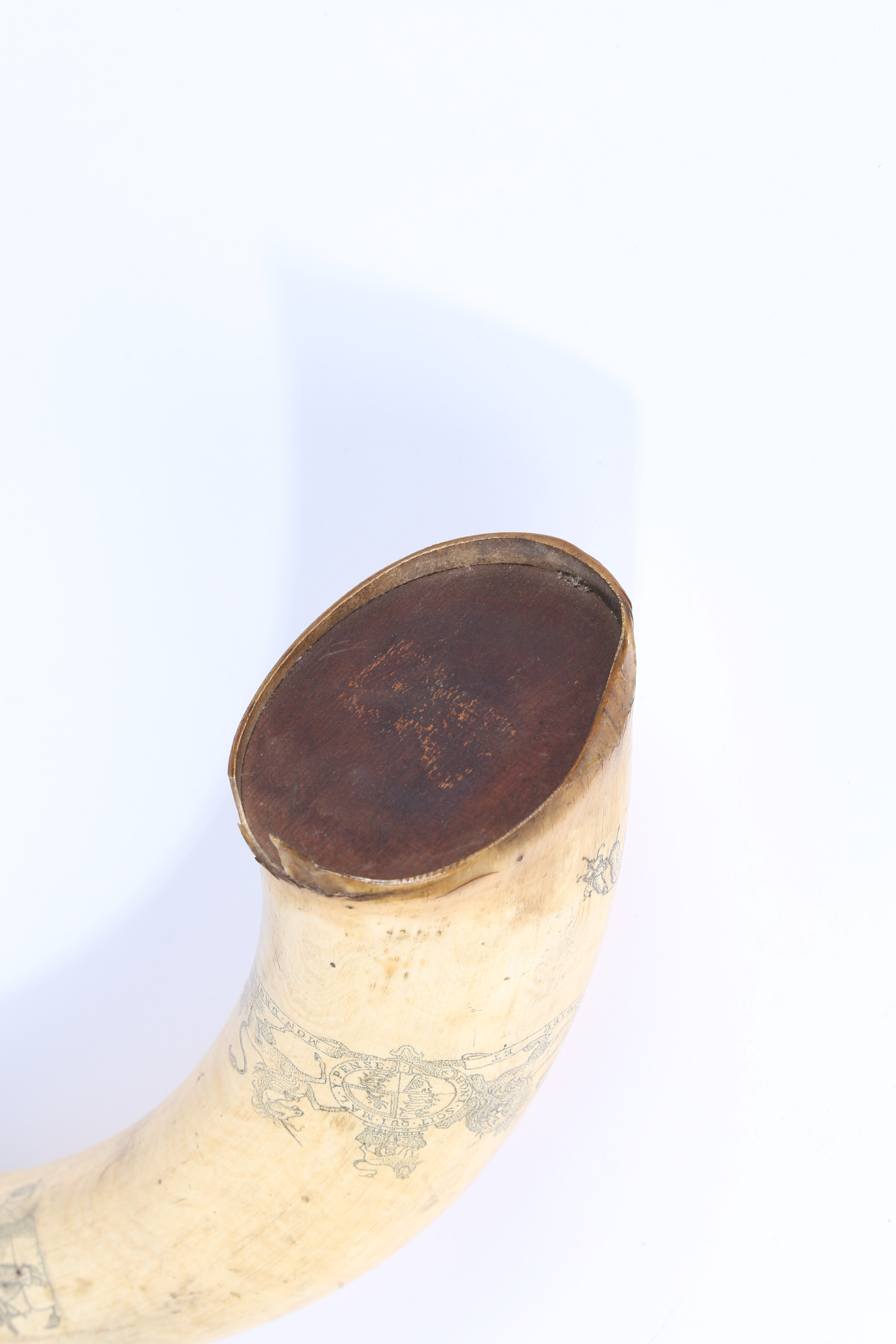 A LARGE PAIR OF 19TH CENTURY SCRIMSHAW HORNS. - Image 10 of 11