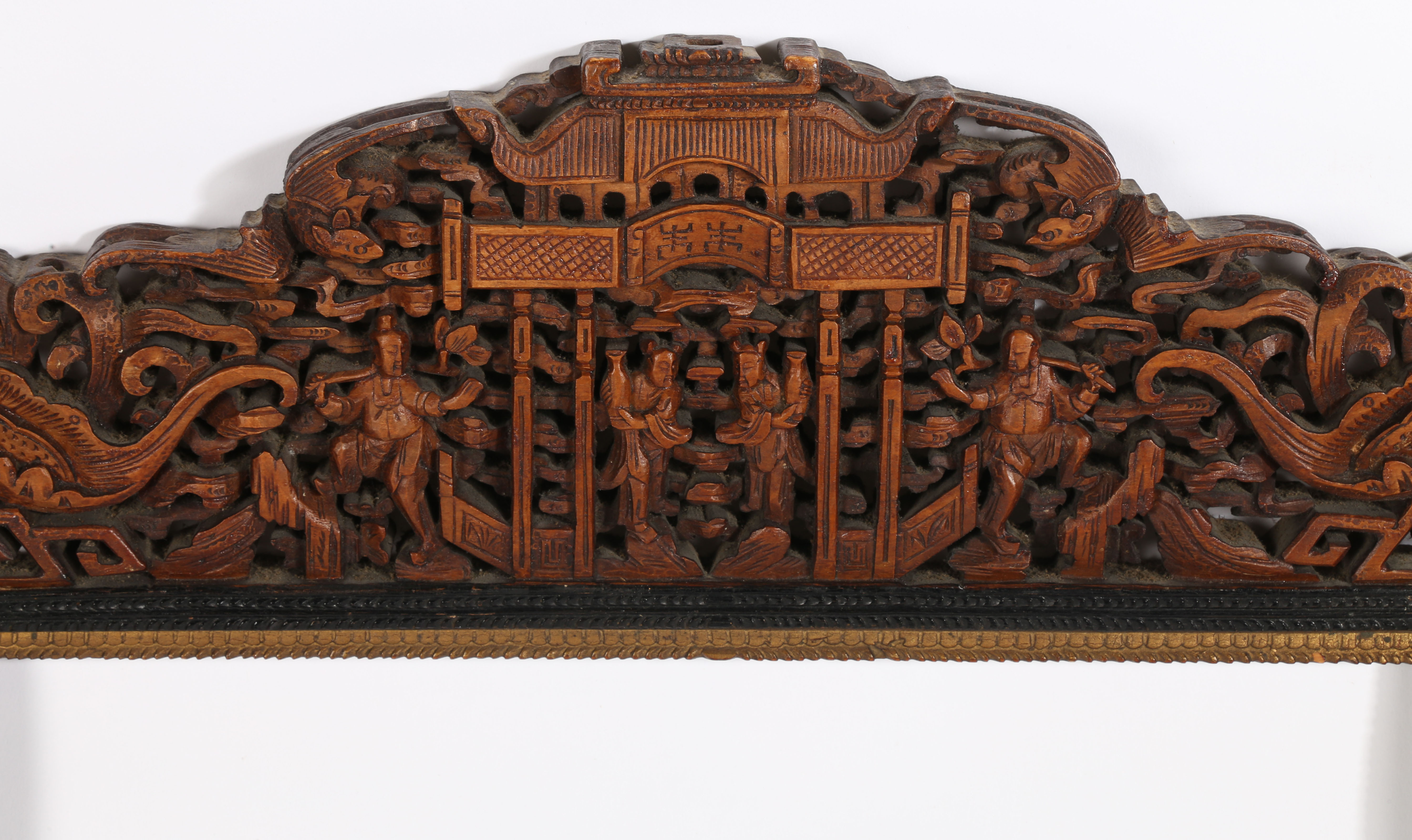 A 20TH CENTURY CANTON CARVED PRESENTATION PICTURE FRAME. - Image 2 of 6