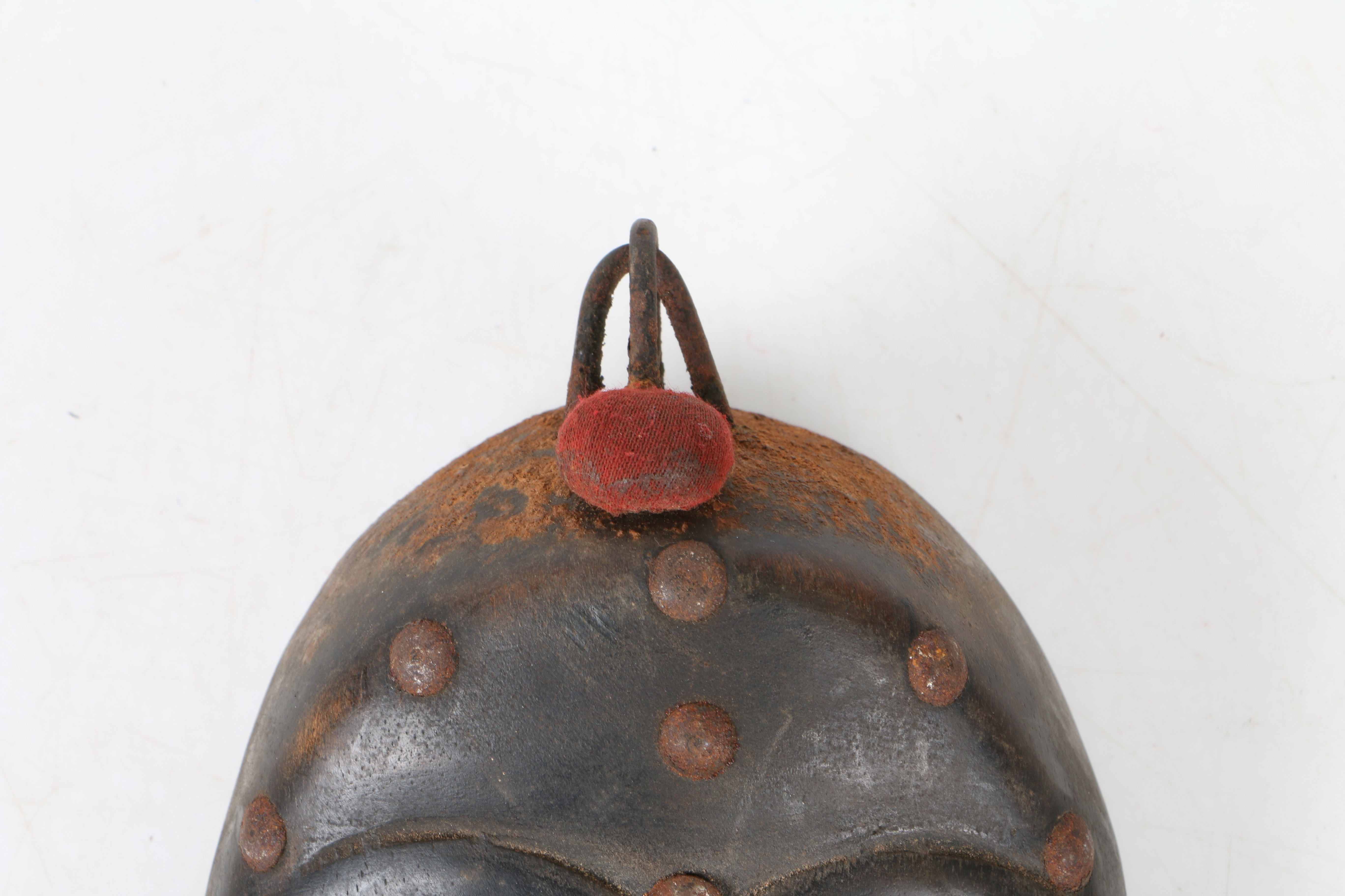 AN AFRICAN TRIBAL CARVED DAN MASK IVORY COAST/CÔTE D'IVOIRE. - Image 2 of 7