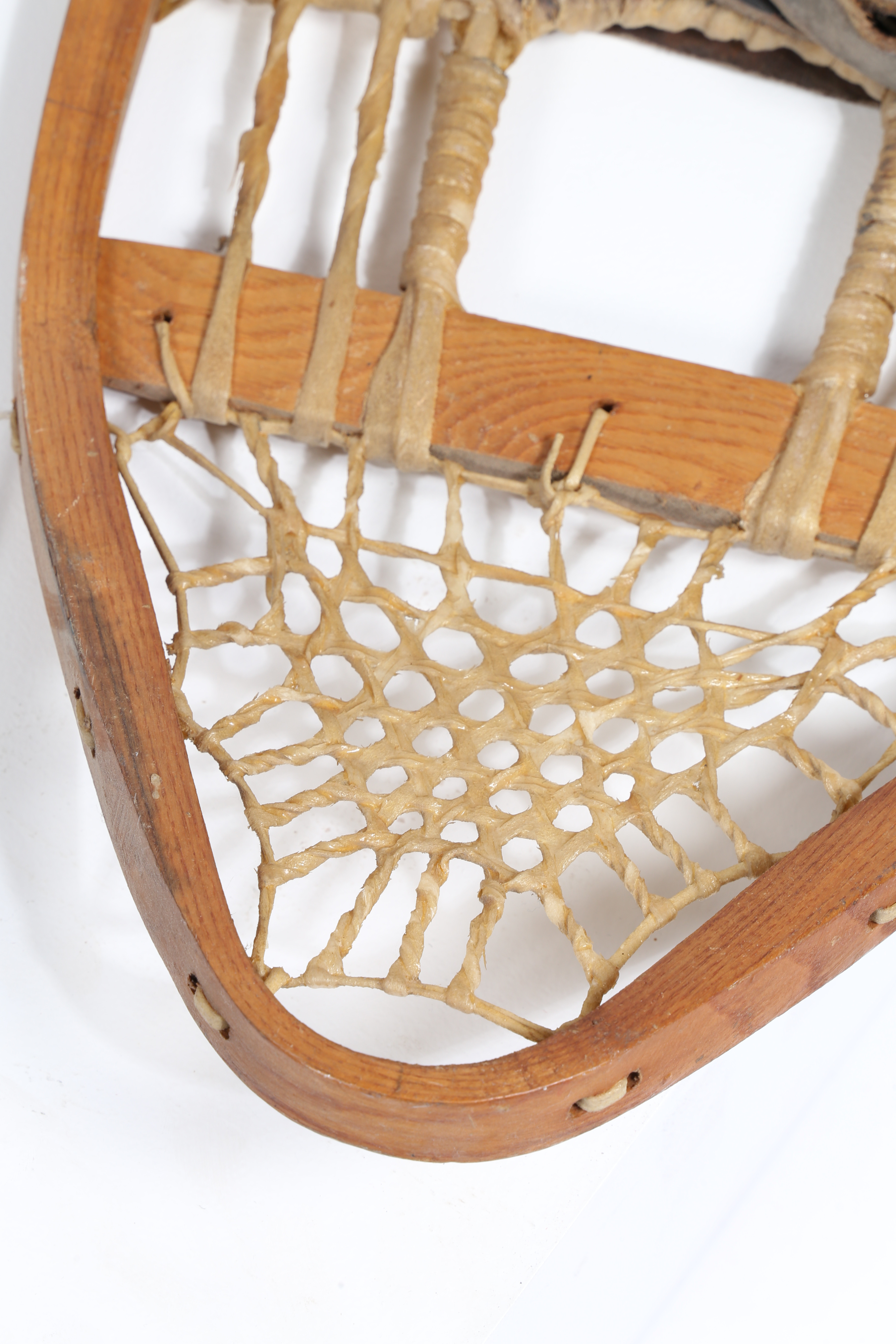 A PAIR OF EARLY 20TH CENTURY PINE RACKET SHAPED SNOW SHOES. - Image 4 of 7