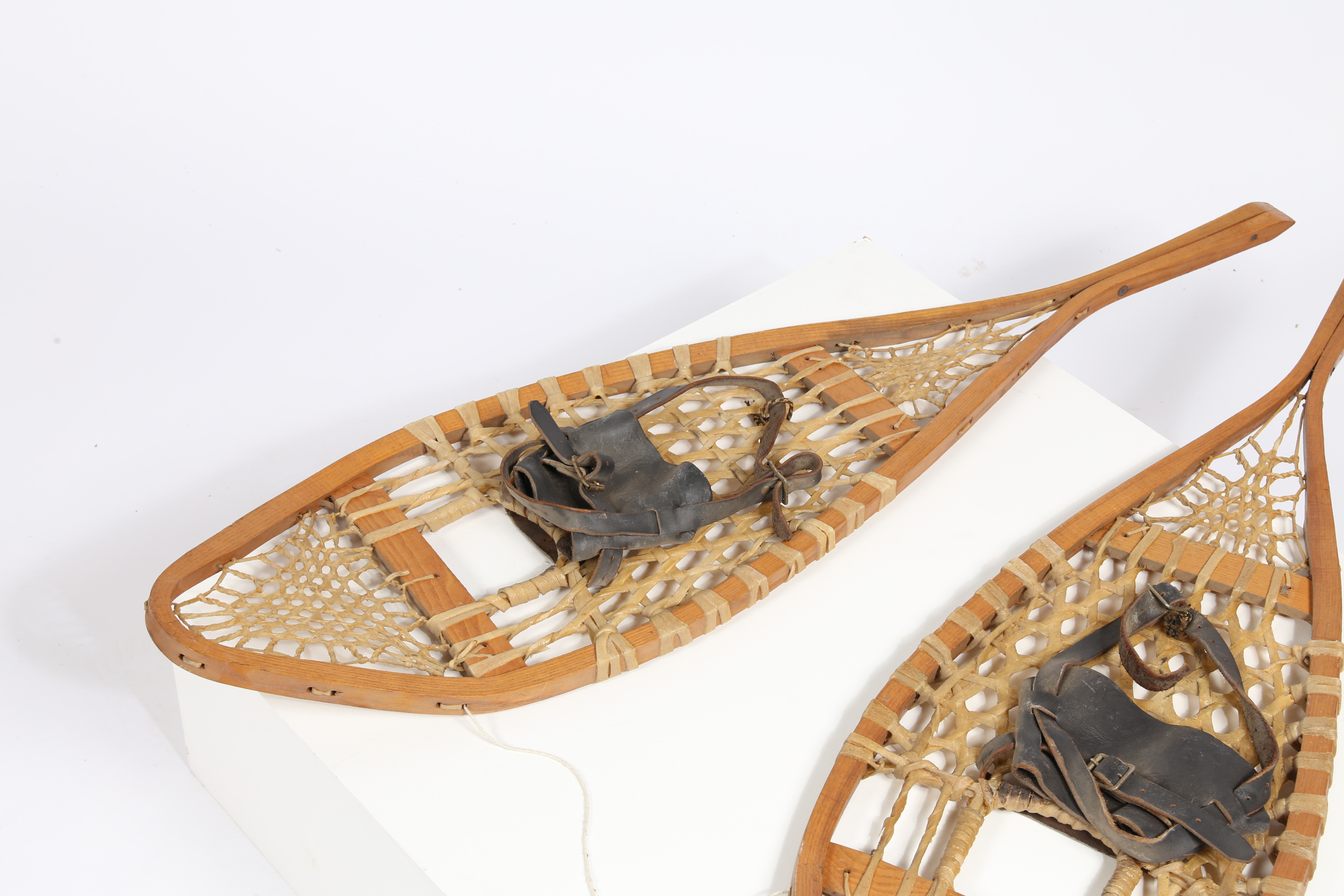 A PAIR OF EARLY 20TH CENTURY PINE RACKET SHAPED SNOW SHOES. - Image 3 of 7