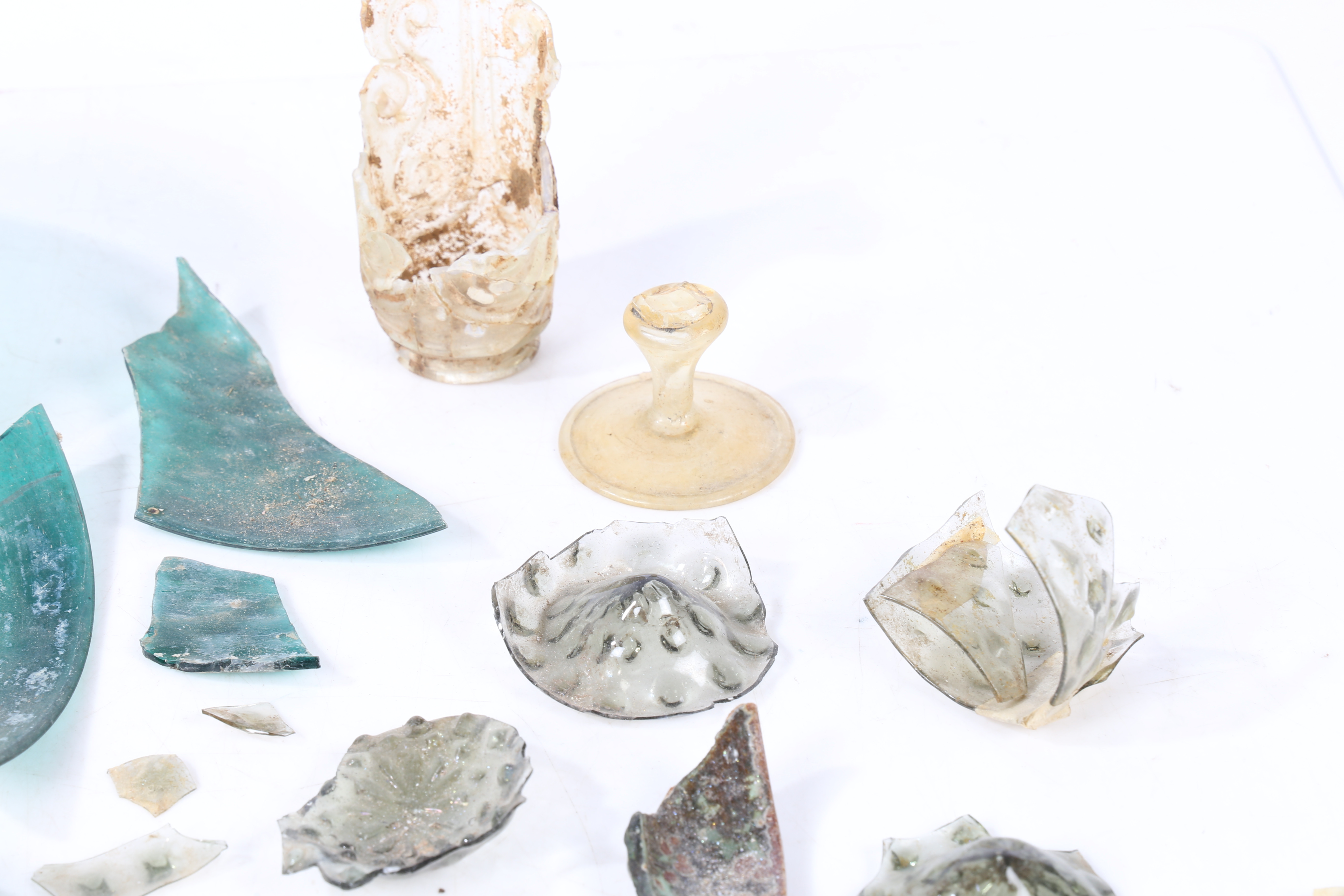 A COLLECTION OF ROMAN AND LATER GLASSWARE A/F. - Image 6 of 9