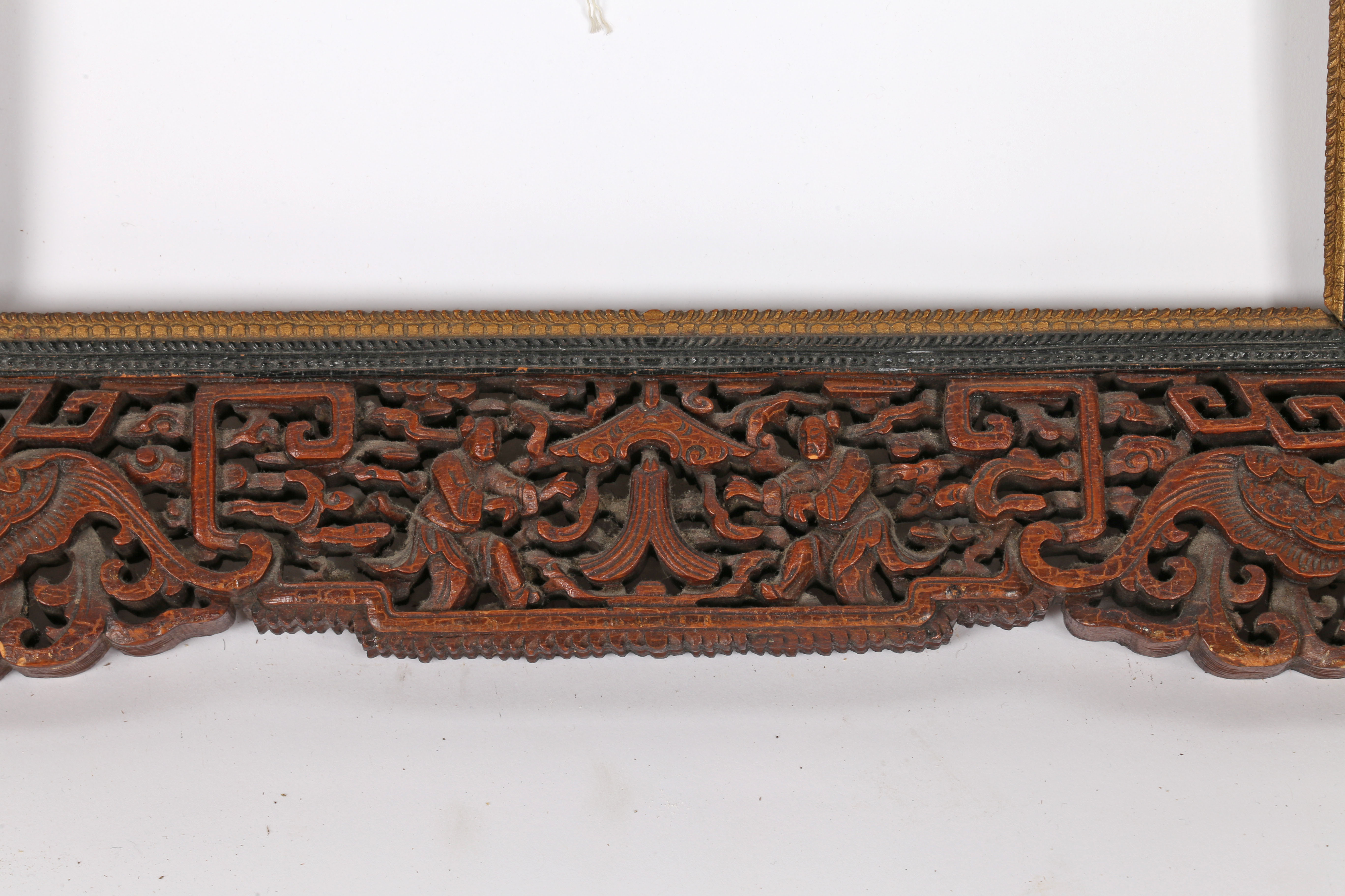 A 20TH CENTURY CANTON CARVED PRESENTATION PICTURE FRAME. - Image 4 of 6