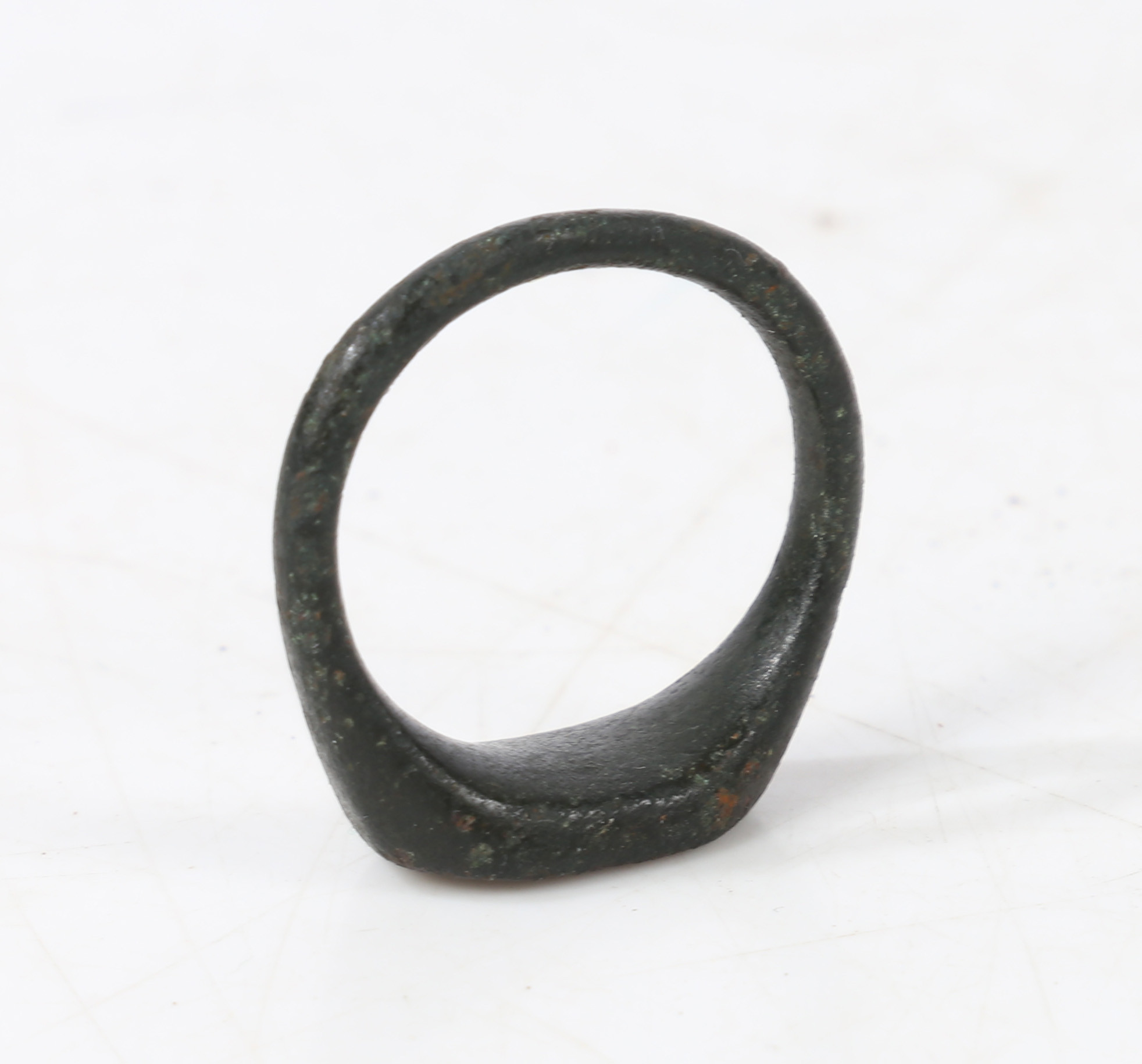 LARGE ROMAN BRONZE SEAL FINGER RING, C. 2ND.-4TH. CENTURY AD. - Image 5 of 5