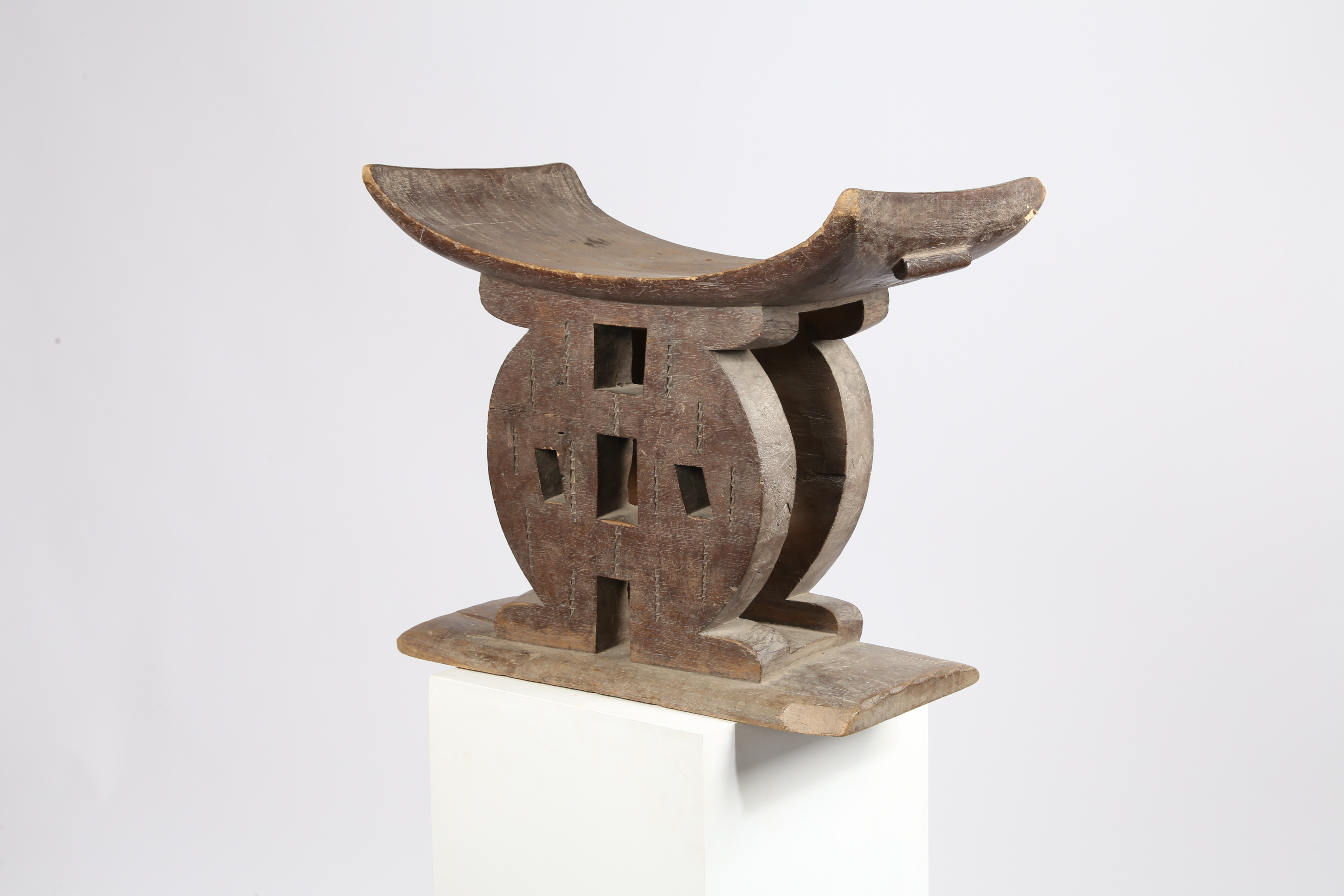 AN ASHANTI STOOL, GHANA. - Image 2 of 7