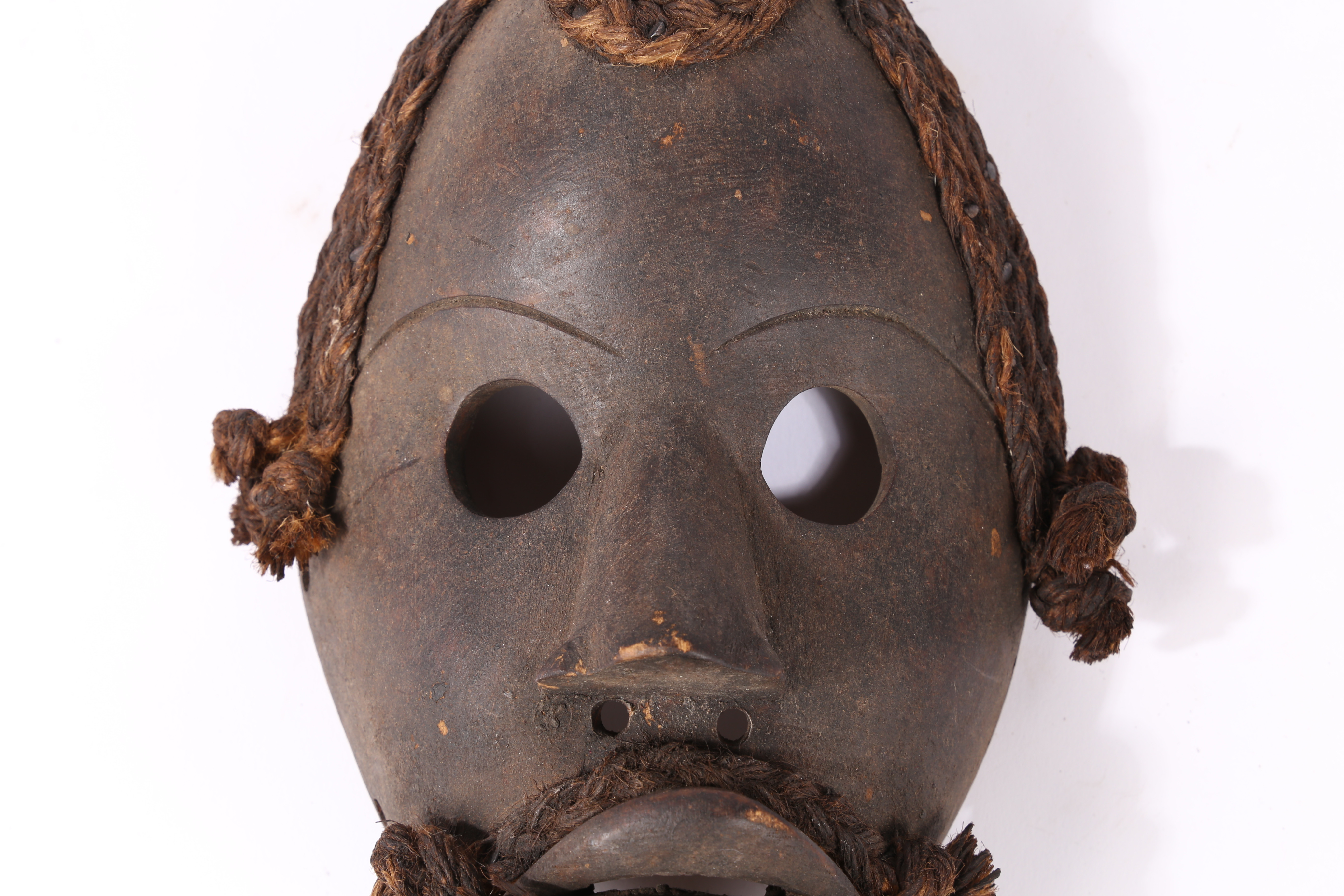 AN AFRICAN TRIBAL CARVED DAN MASK IVORY COAST/CÔTE D'IVOIRE. - Image 4 of 5
