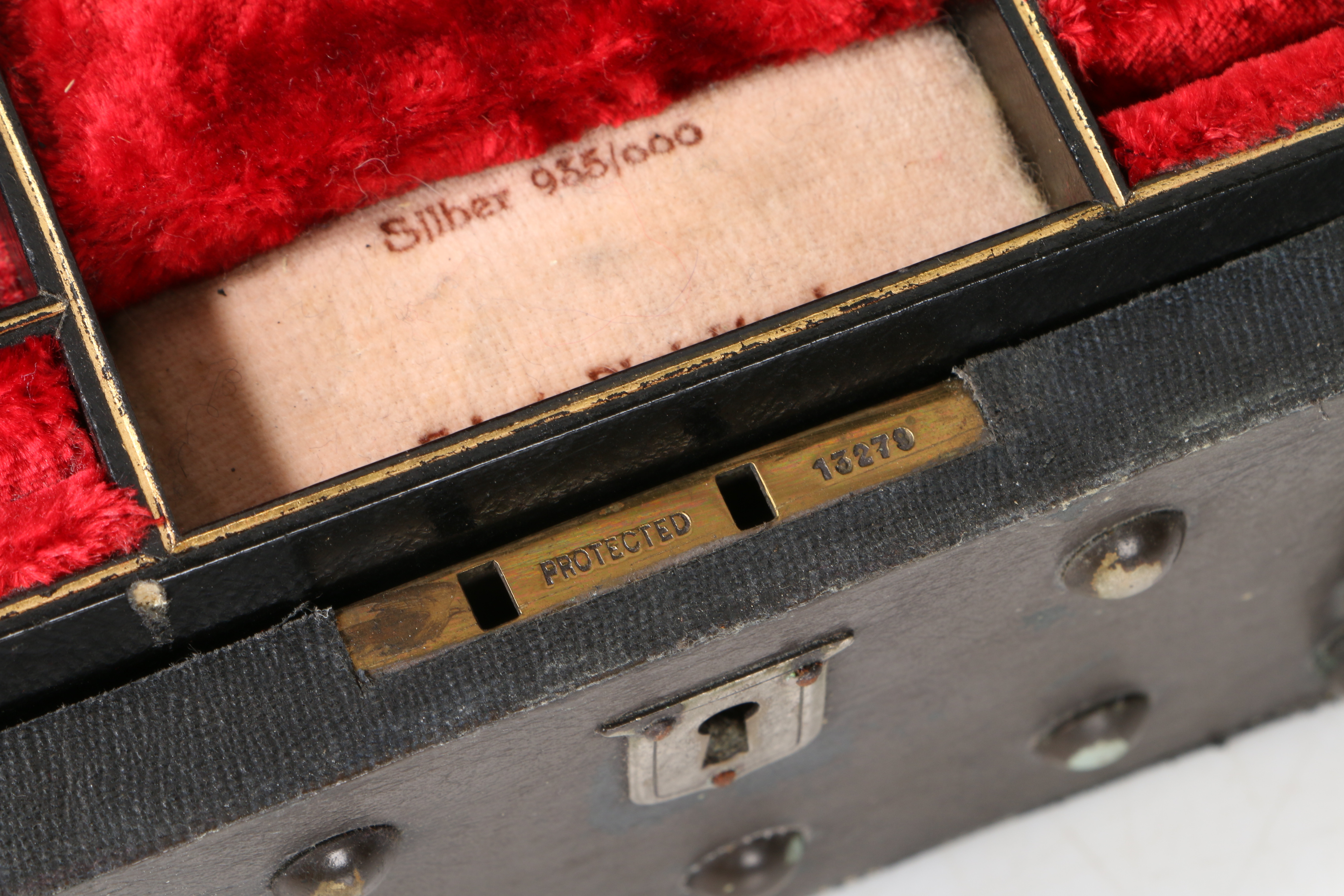 A EARLY 20TH CENTURY LEATHER STUDDED JEWELLERY BOX. - Image 6 of 7