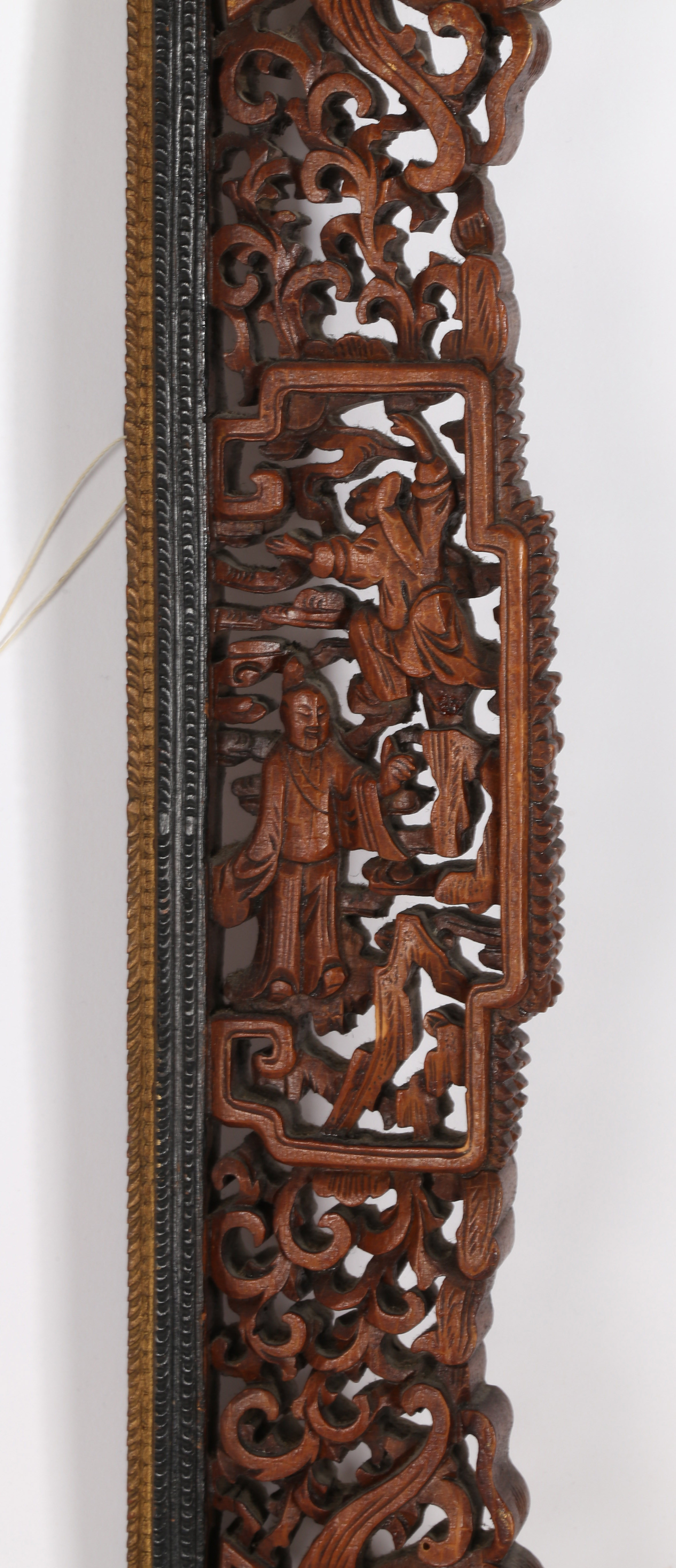 A 20TH CENTURY CANTON CARVED PRESENTATION PICTURE FRAME. - Image 3 of 6