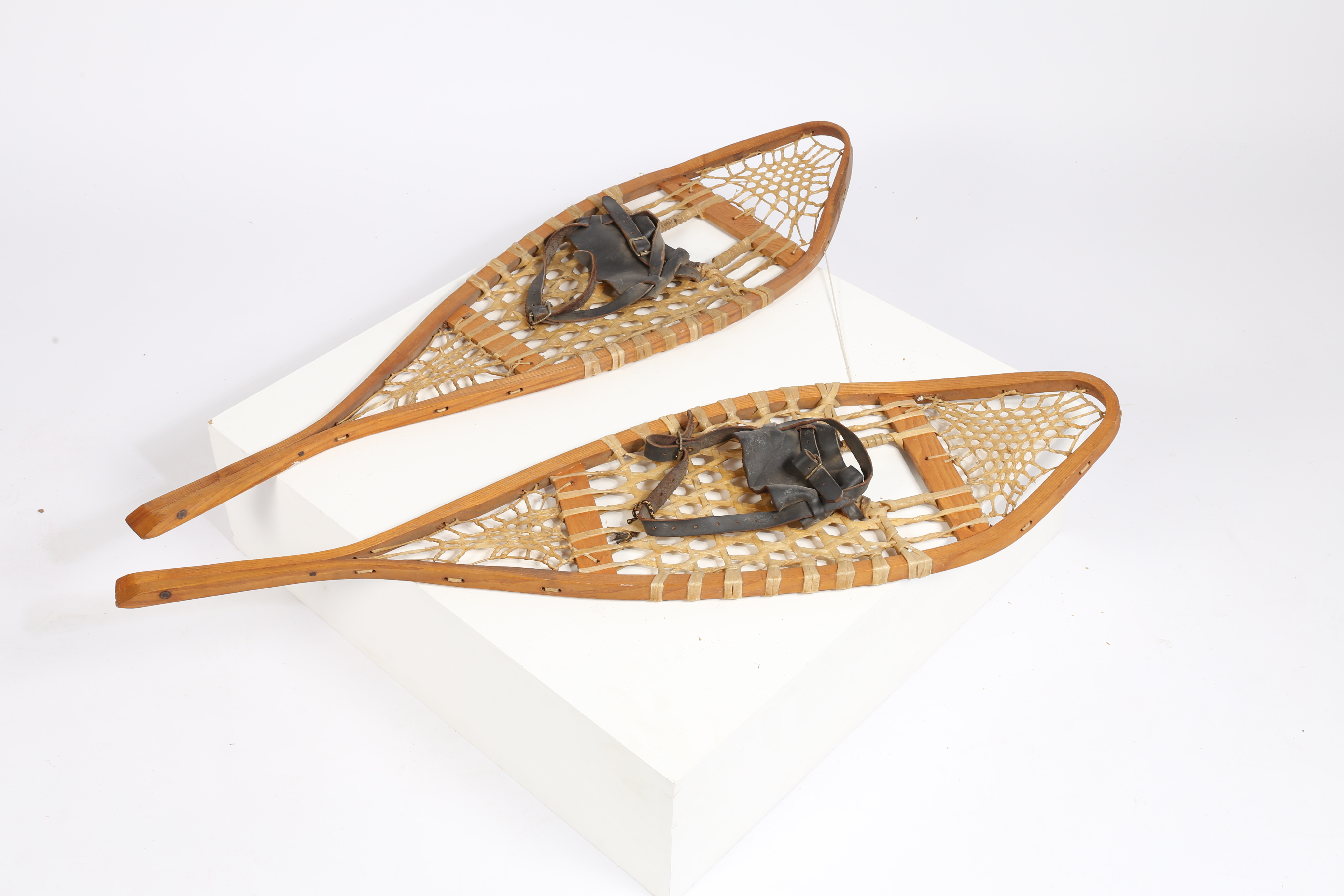 A PAIR OF EARLY 20TH CENTURY PINE RACKET SHAPED SNOW SHOES. - Image 6 of 7