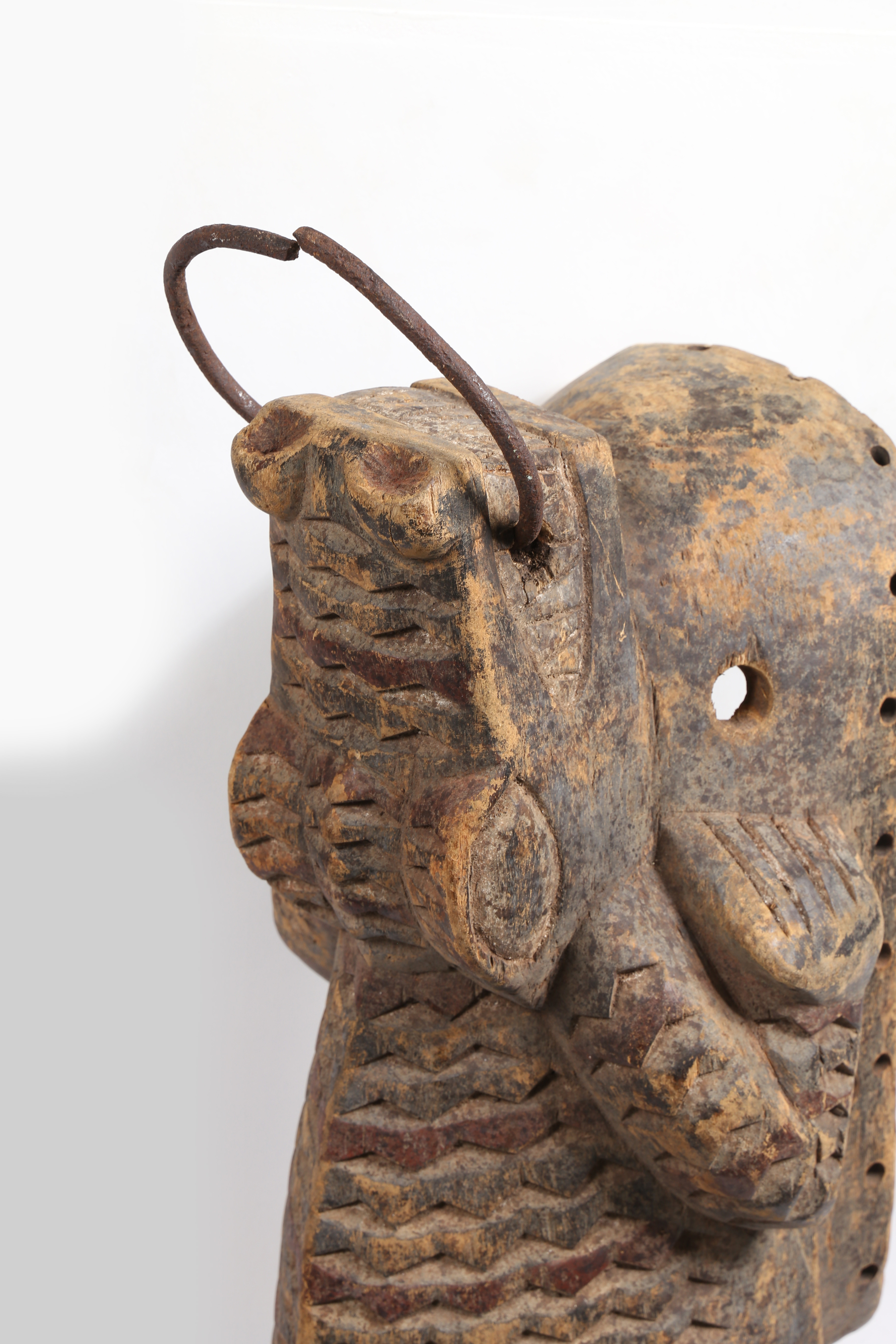 A LARGE AFRICAN CARVED CROCODILE MASK. - Image 11 of 11