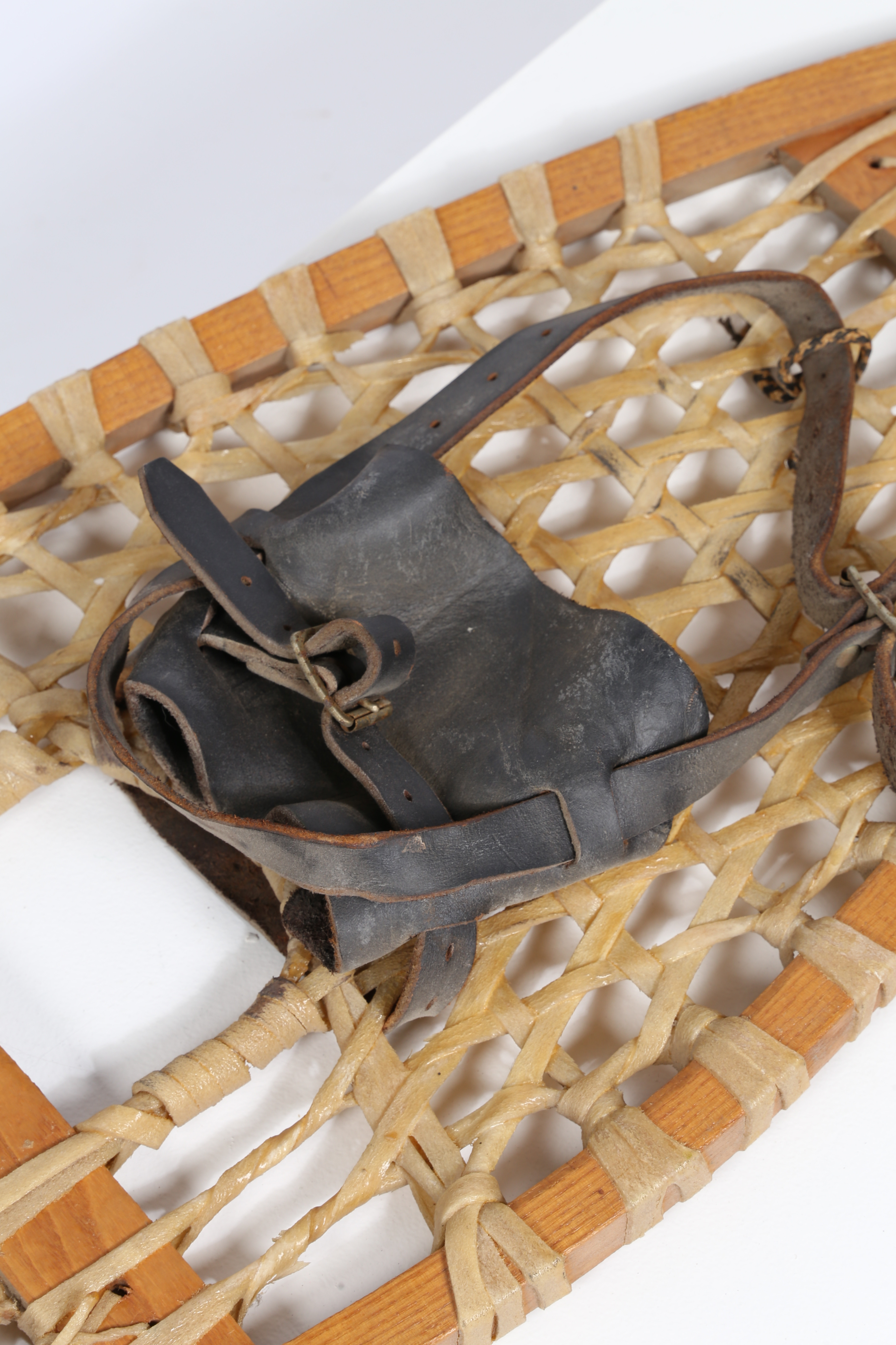 A PAIR OF EARLY 20TH CENTURY PINE RACKET SHAPED SNOW SHOES. - Image 5 of 7