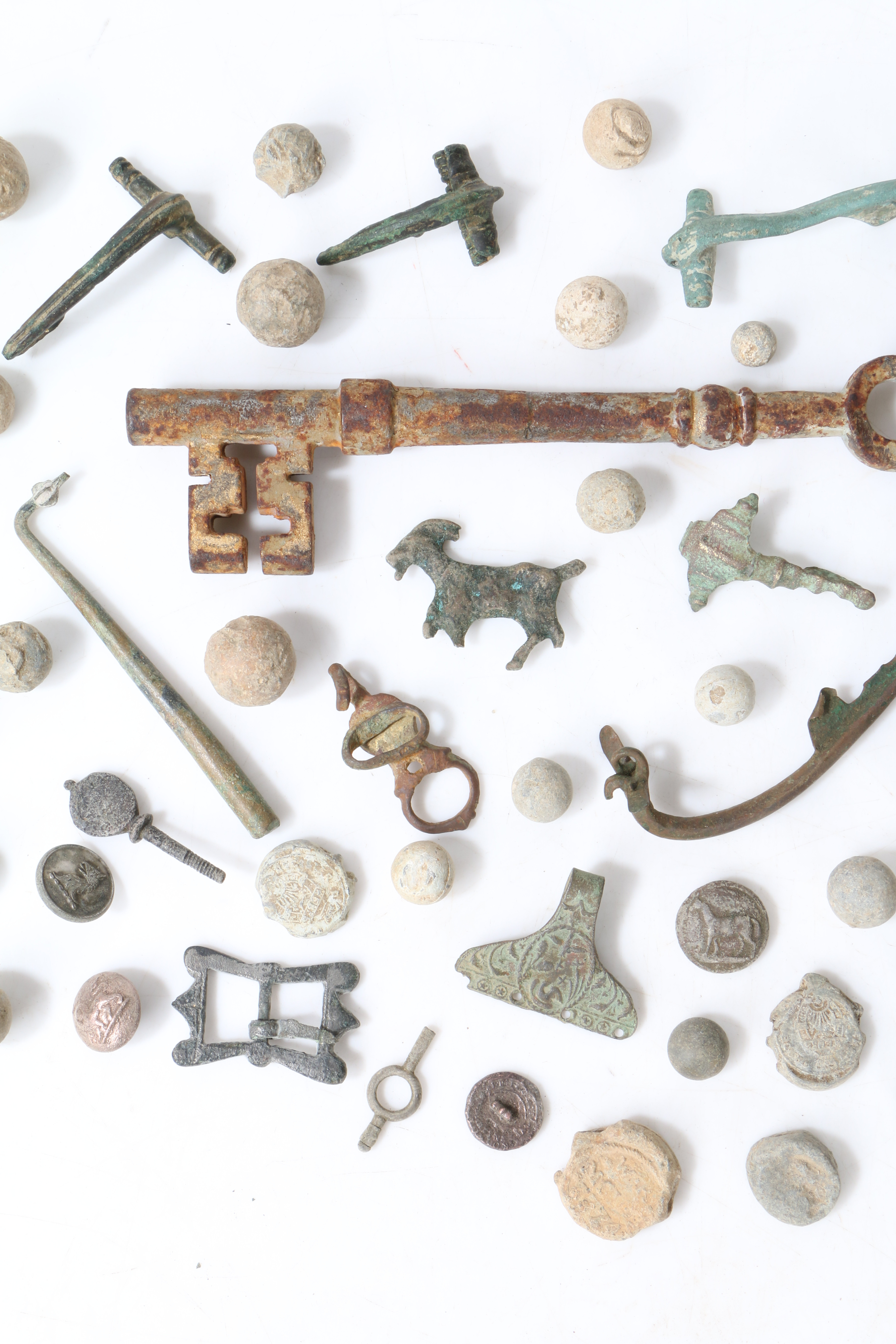 A COLLECTION OF ARTIFACTS (QTY). - Image 2 of 4