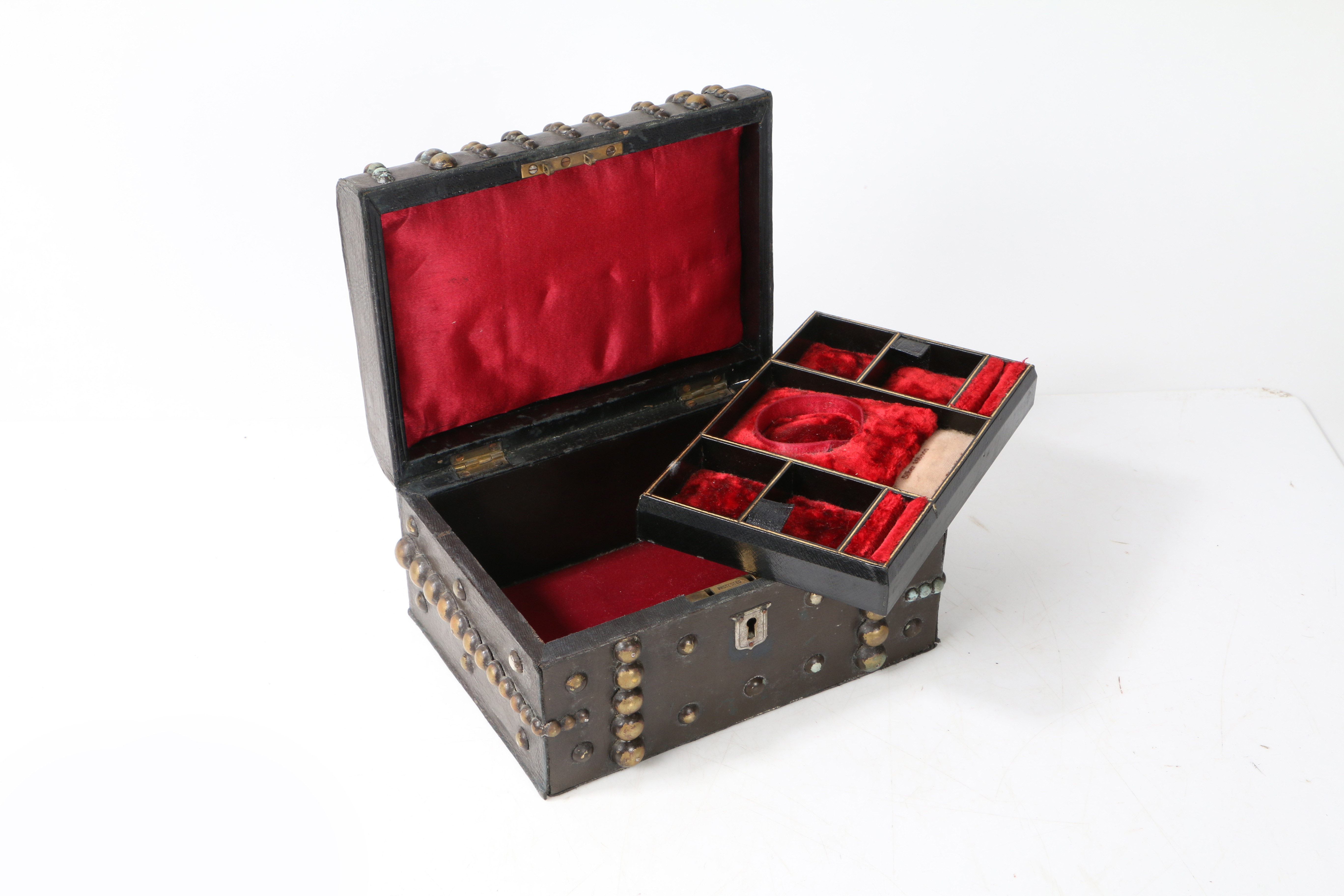 A EARLY 20TH CENTURY LEATHER STUDDED JEWELLERY BOX. - Image 5 of 7