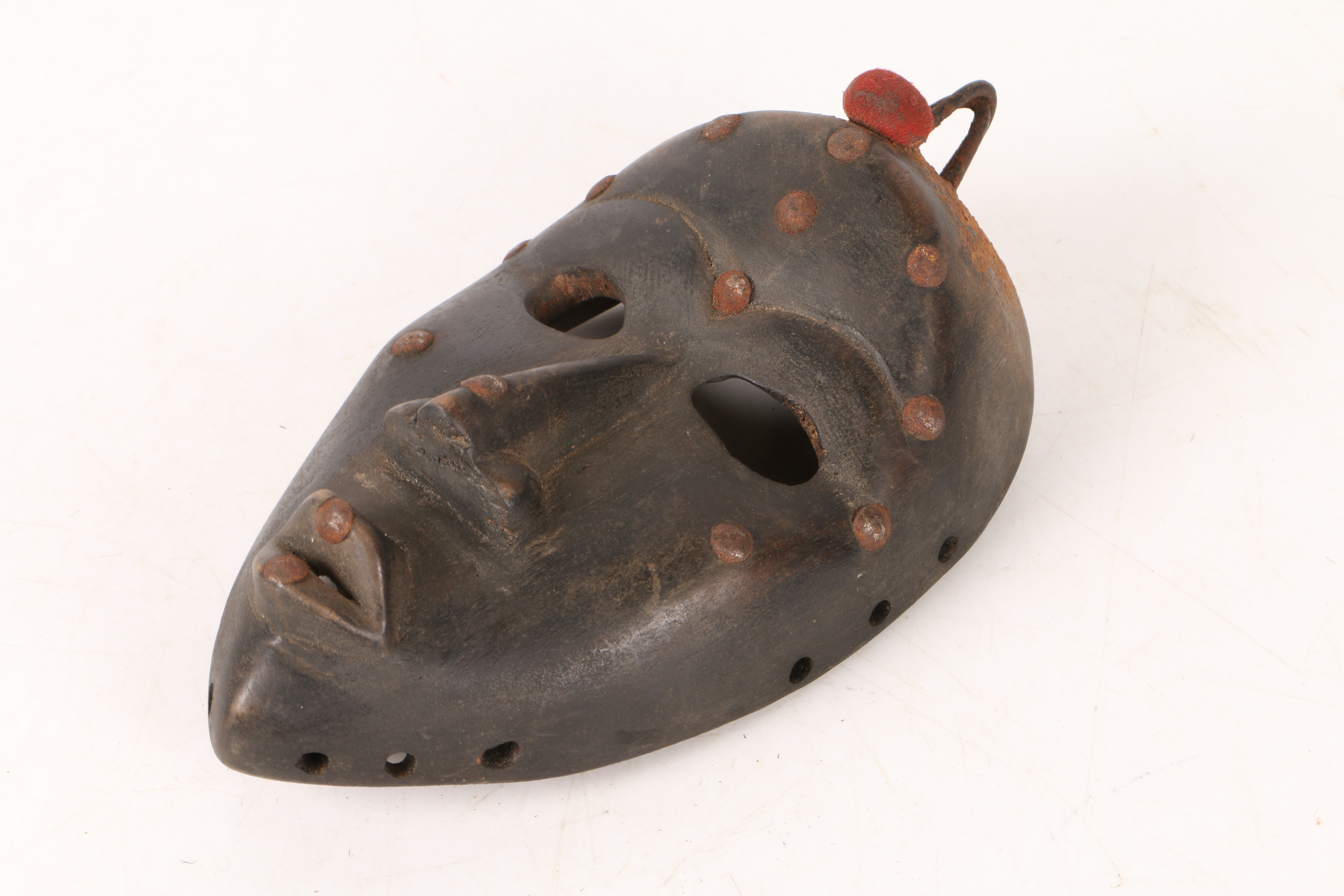 AN AFRICAN TRIBAL CARVED DAN MASK IVORY COAST/CÔTE D'IVOIRE. - Image 6 of 7