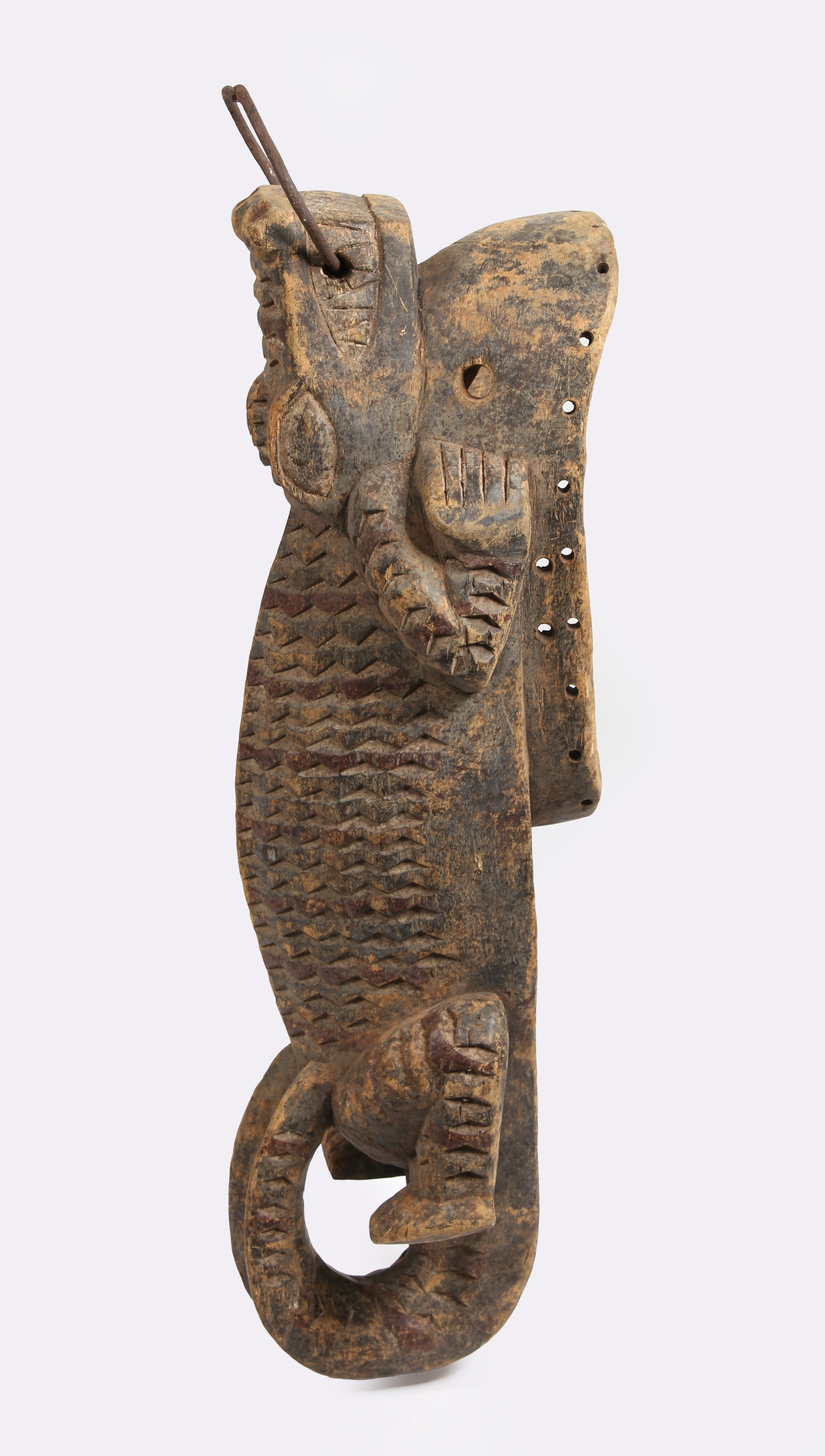 A LARGE AFRICAN CARVED CROCODILE MASK. - Image 9 of 11