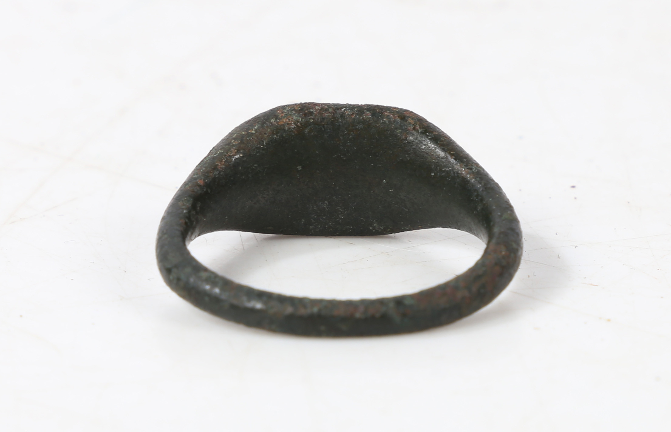 LARGE ROMAN BRONZE SEAL FINGER RING, C. 2ND.-4TH. CENTURY AD. - Image 3 of 5