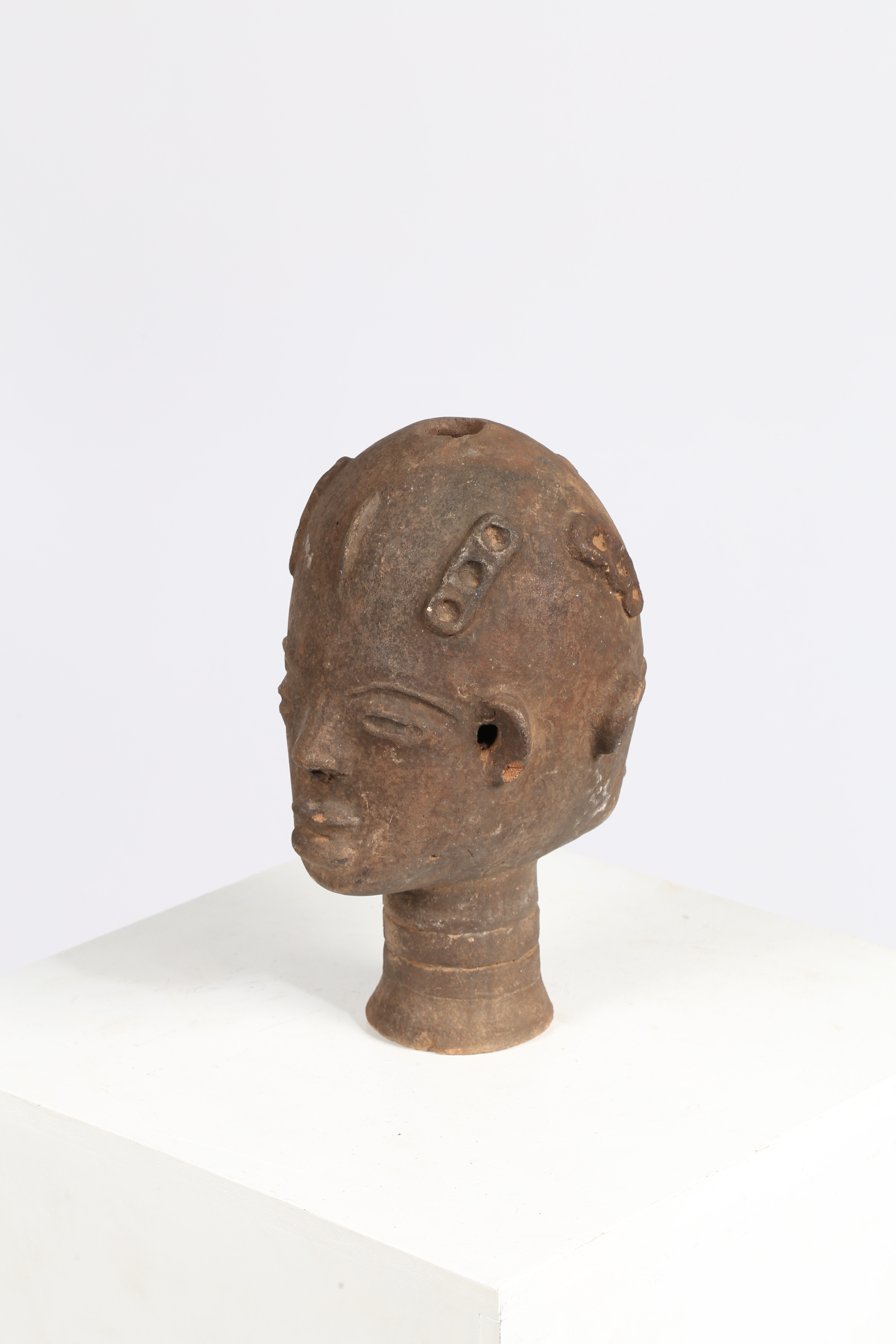 AN AKAN NSODI CLAY POTTERY DOUBLE SIDED HEAD, GHANA. - Image 4 of 8