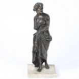 A 19TH CENTURY BRONZE SCULPTURE OF A CLASSICAL NUDE LADY.