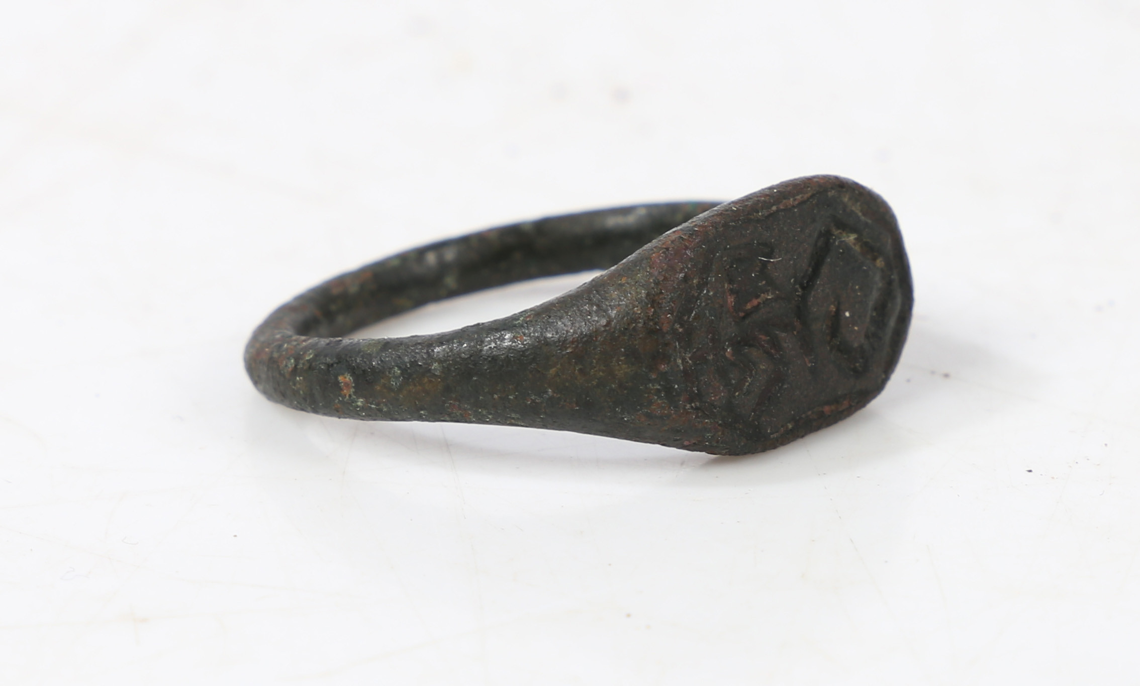 LARGE ROMAN BRONZE SEAL FINGER RING, C. 2ND.-4TH. CENTURY AD. - Image 4 of 5