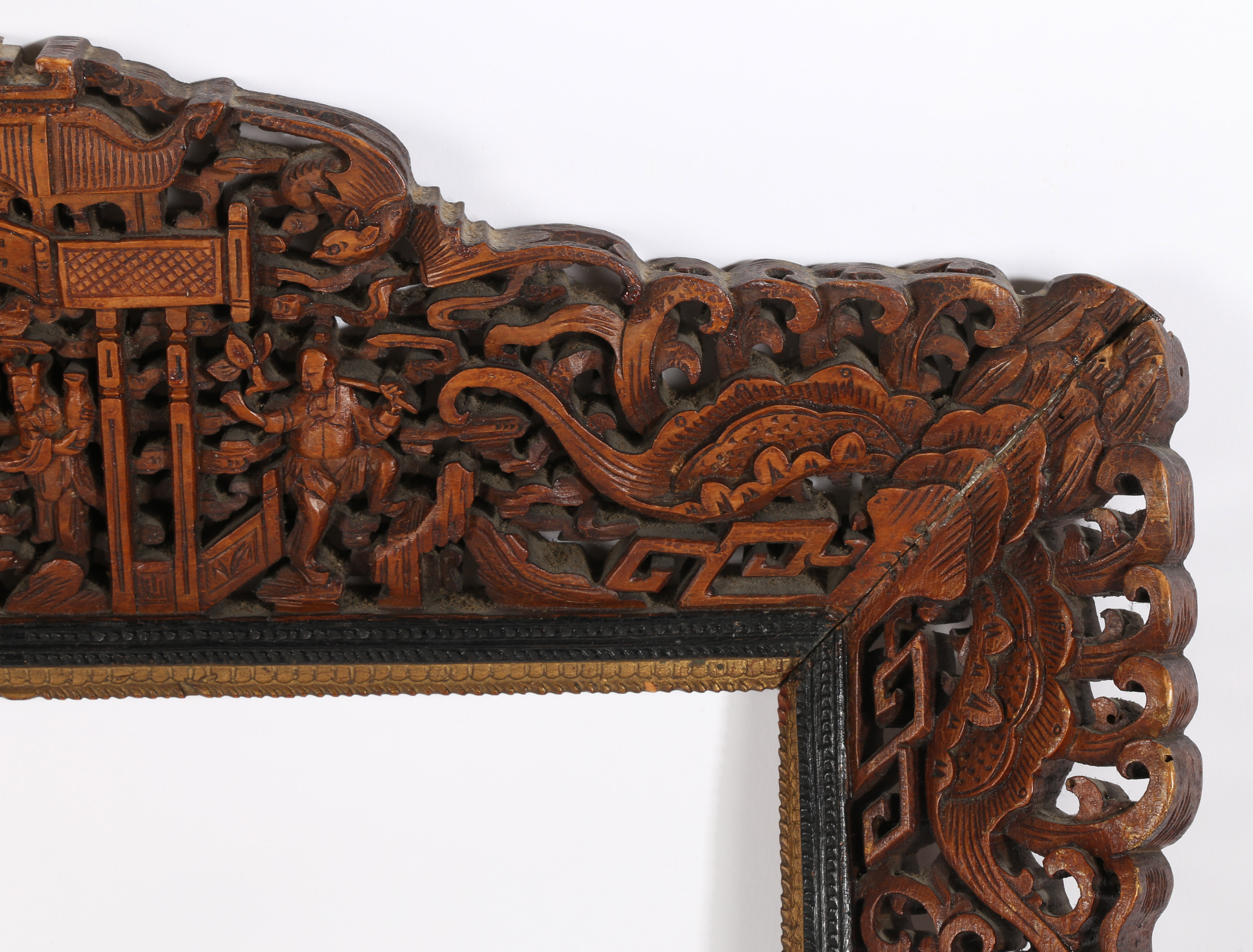 A 20TH CENTURY CANTON CARVED PRESENTATION PICTURE FRAME. - Image 6 of 6