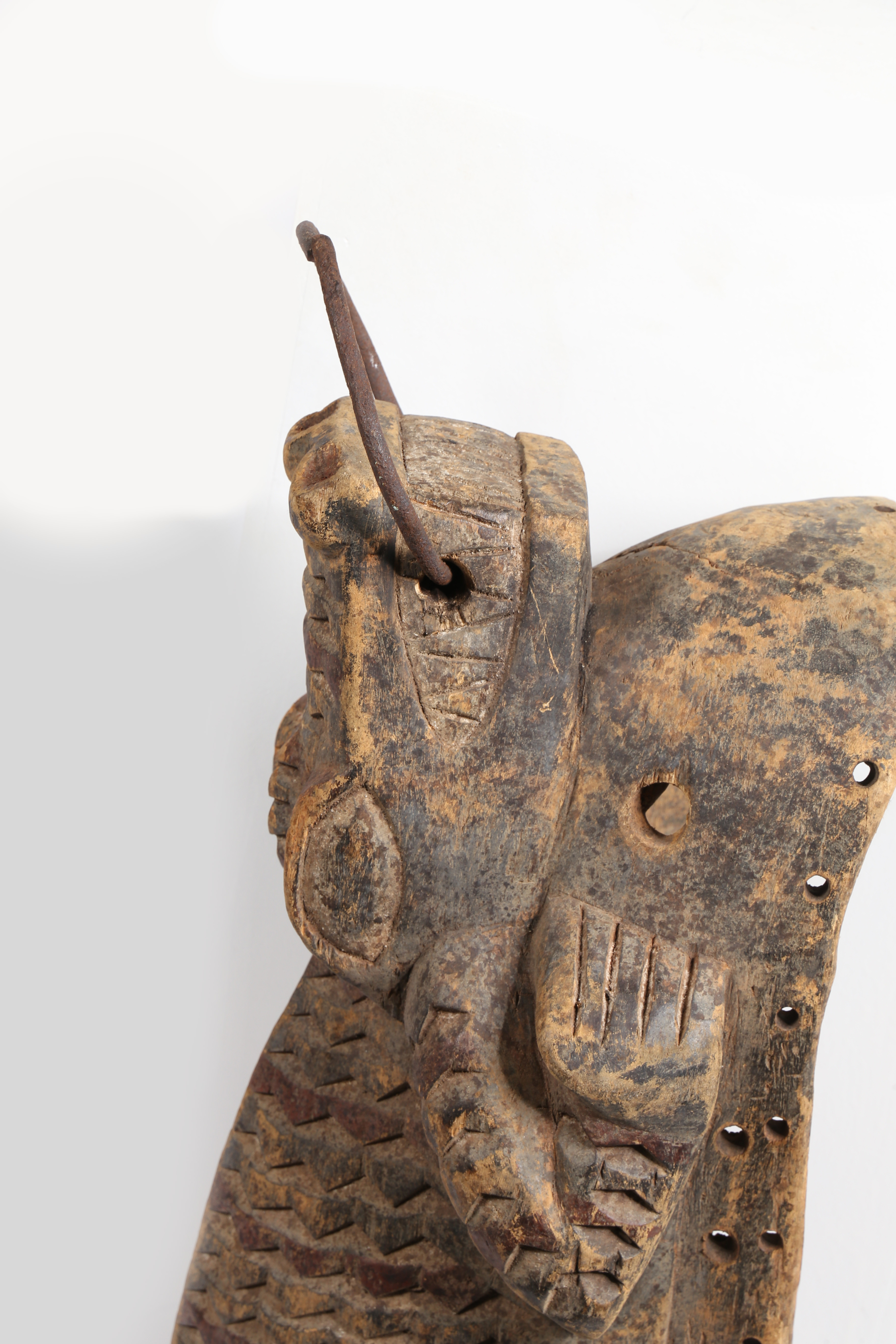 A LARGE AFRICAN CARVED CROCODILE MASK. - Image 10 of 11