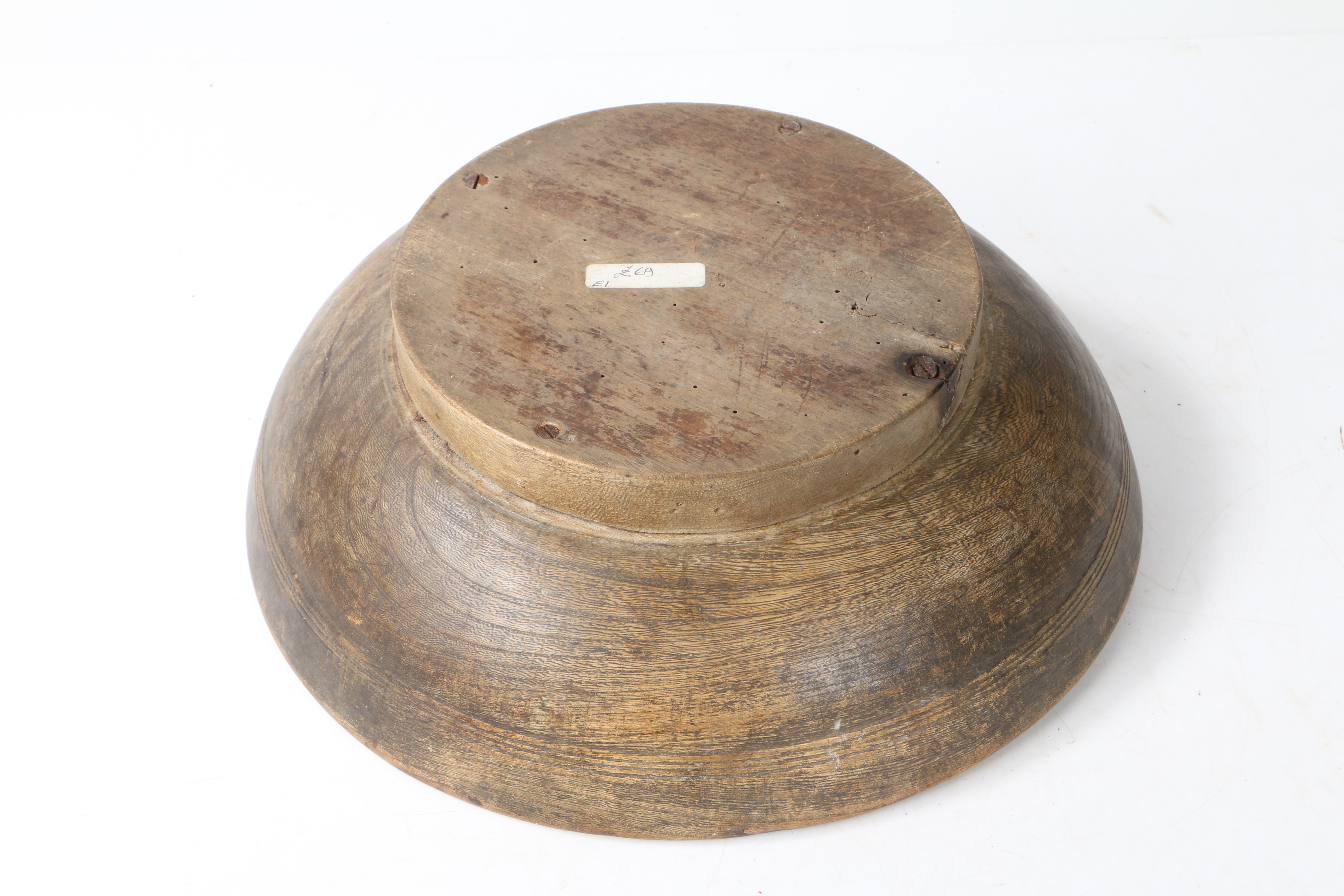 A 19TH CENTURY ELM TURNED BOWL. - Image 4 of 5