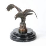 A LATE 19TH/ EARLY 20TH CENTURY BRONZE SCULPTURE OF A EAGLE.