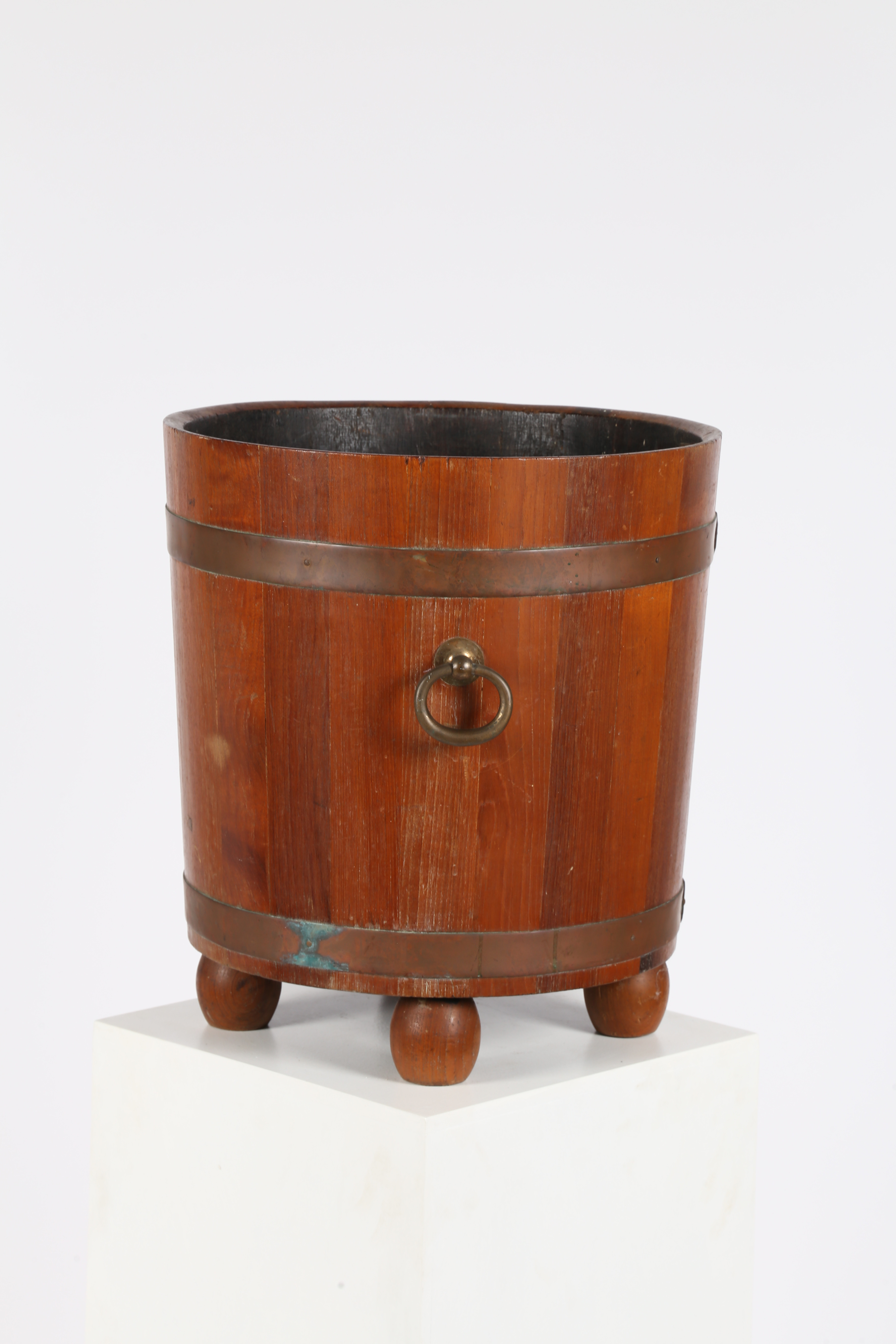 A TEAK AND COPPER BOUND BUCKET, PROBABLY MADE FROM THE TIMBER OF AN OLD SHIP. - Image 5 of 7