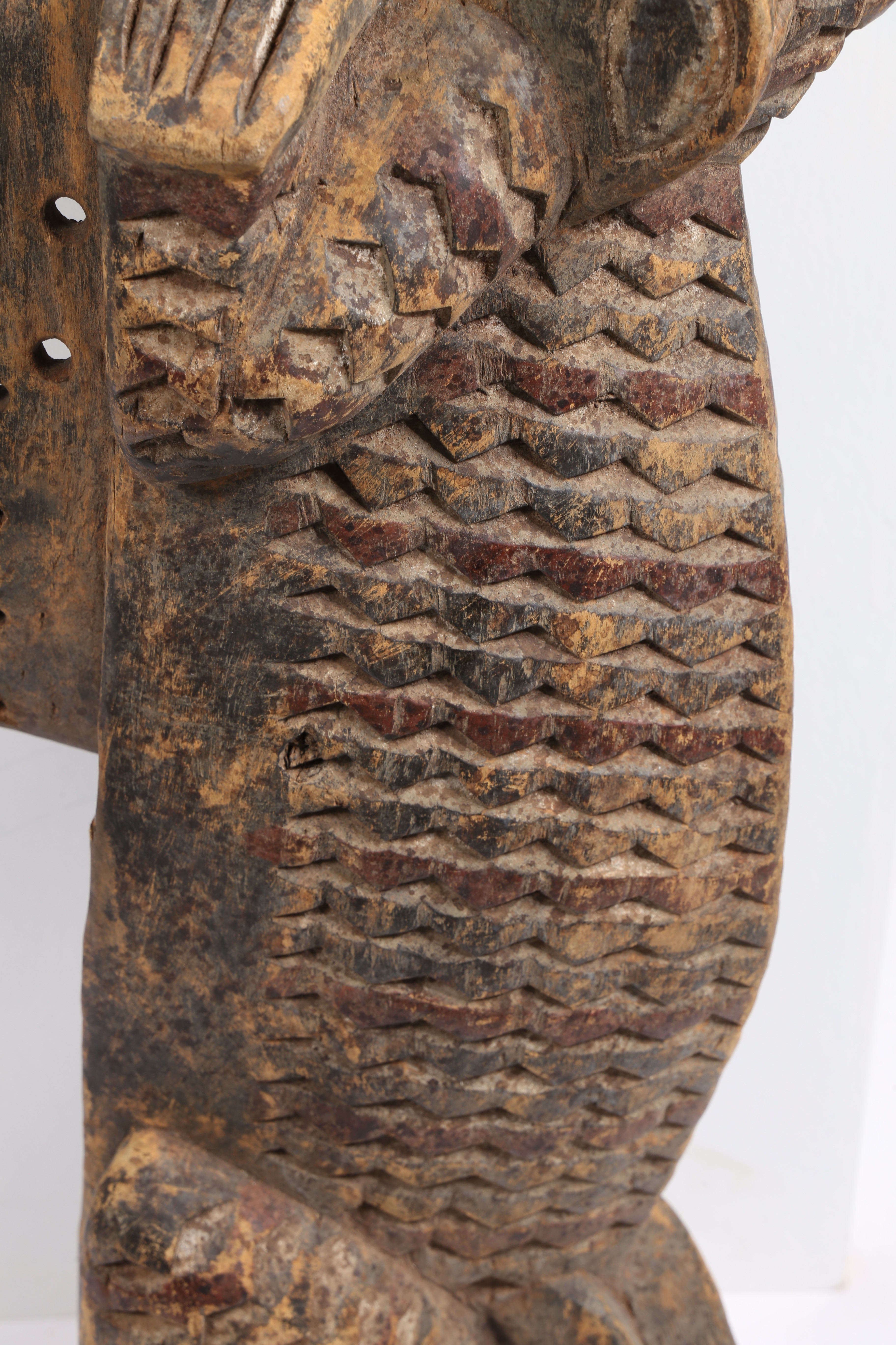 A LARGE AFRICAN CARVED CROCODILE MASK. - Image 3 of 11