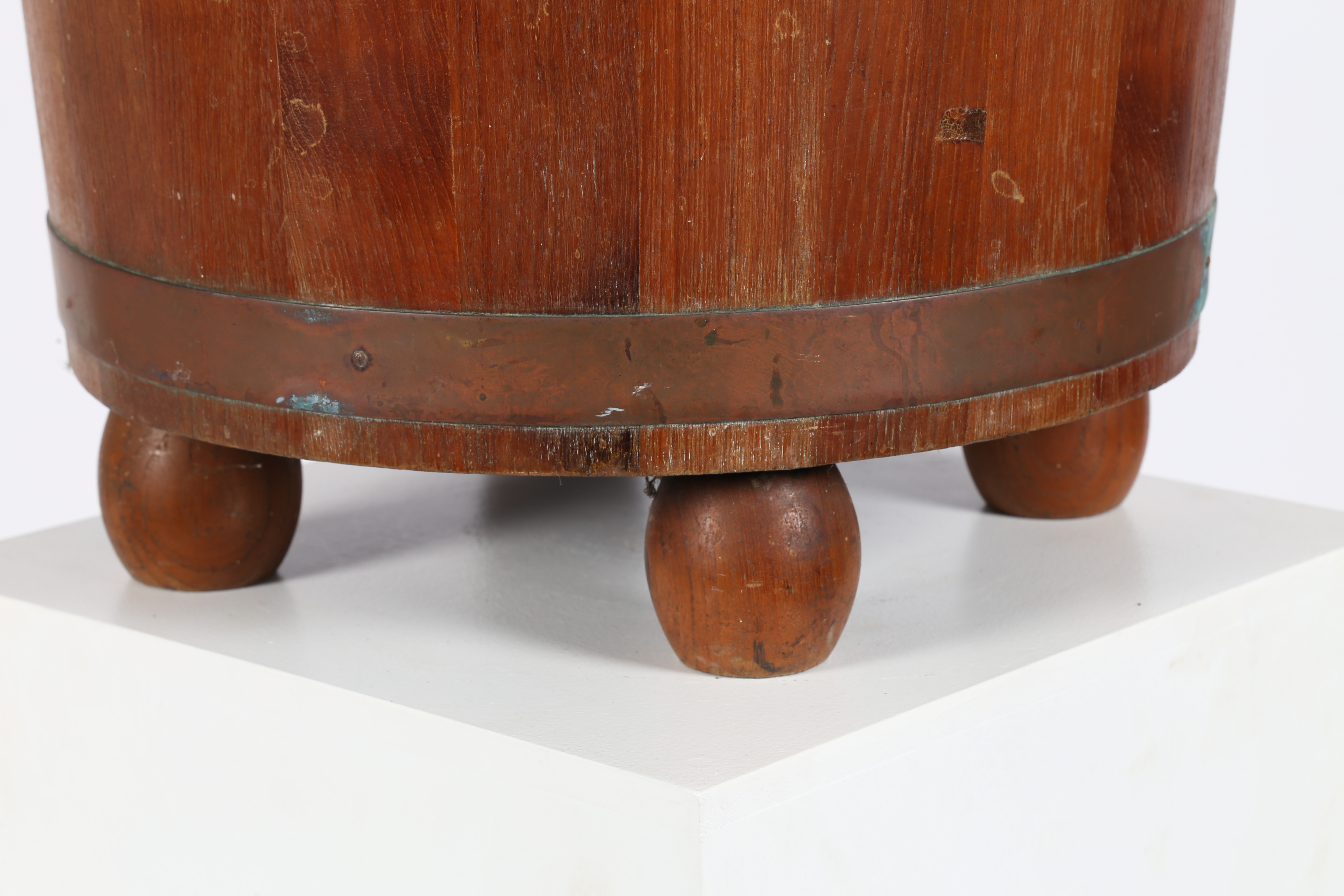 A TEAK AND COPPER BOUND BUCKET, PROBABLY MADE FROM THE TIMBER OF AN OLD SHIP. - Image 3 of 7
