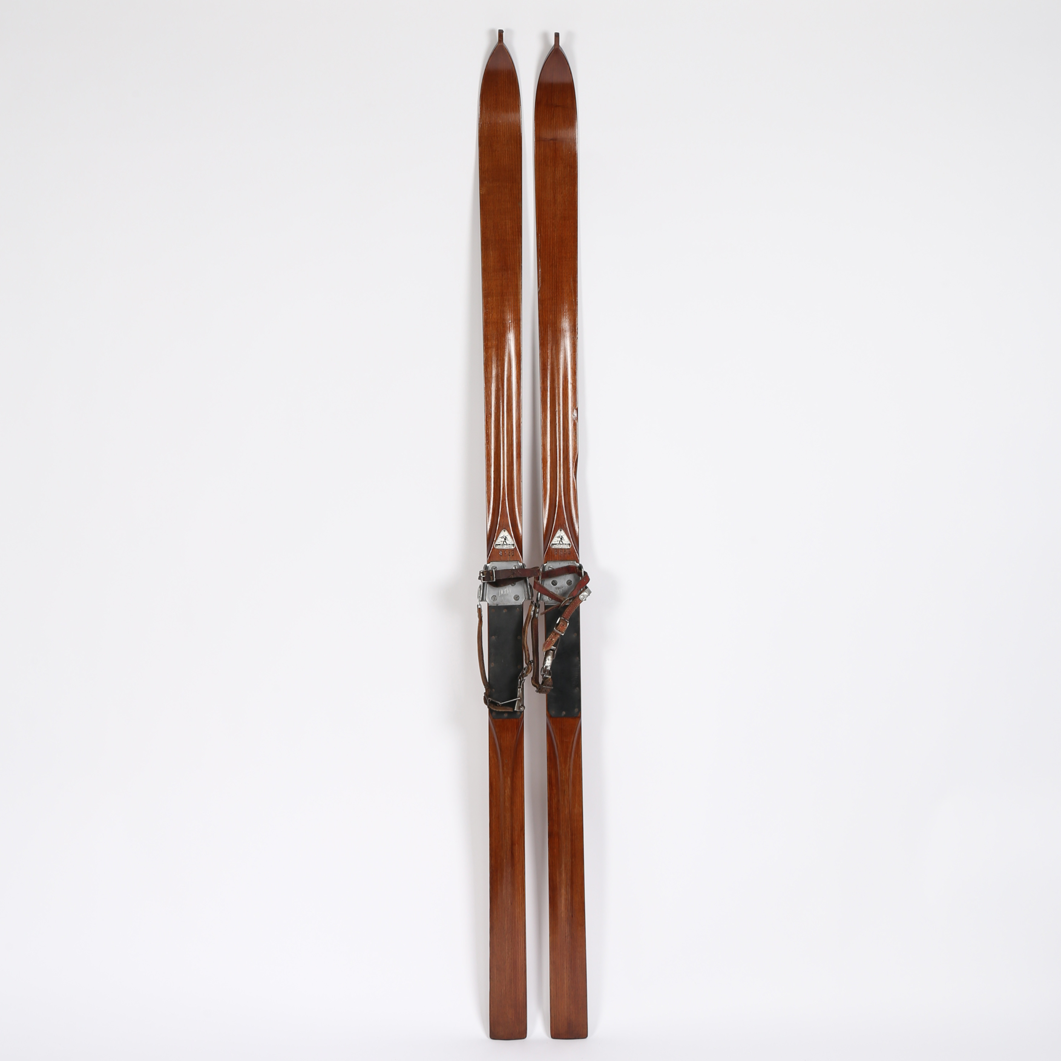 A PAIR OF EARLY 20TH CENTURY LODDEN FREY SKI'S.