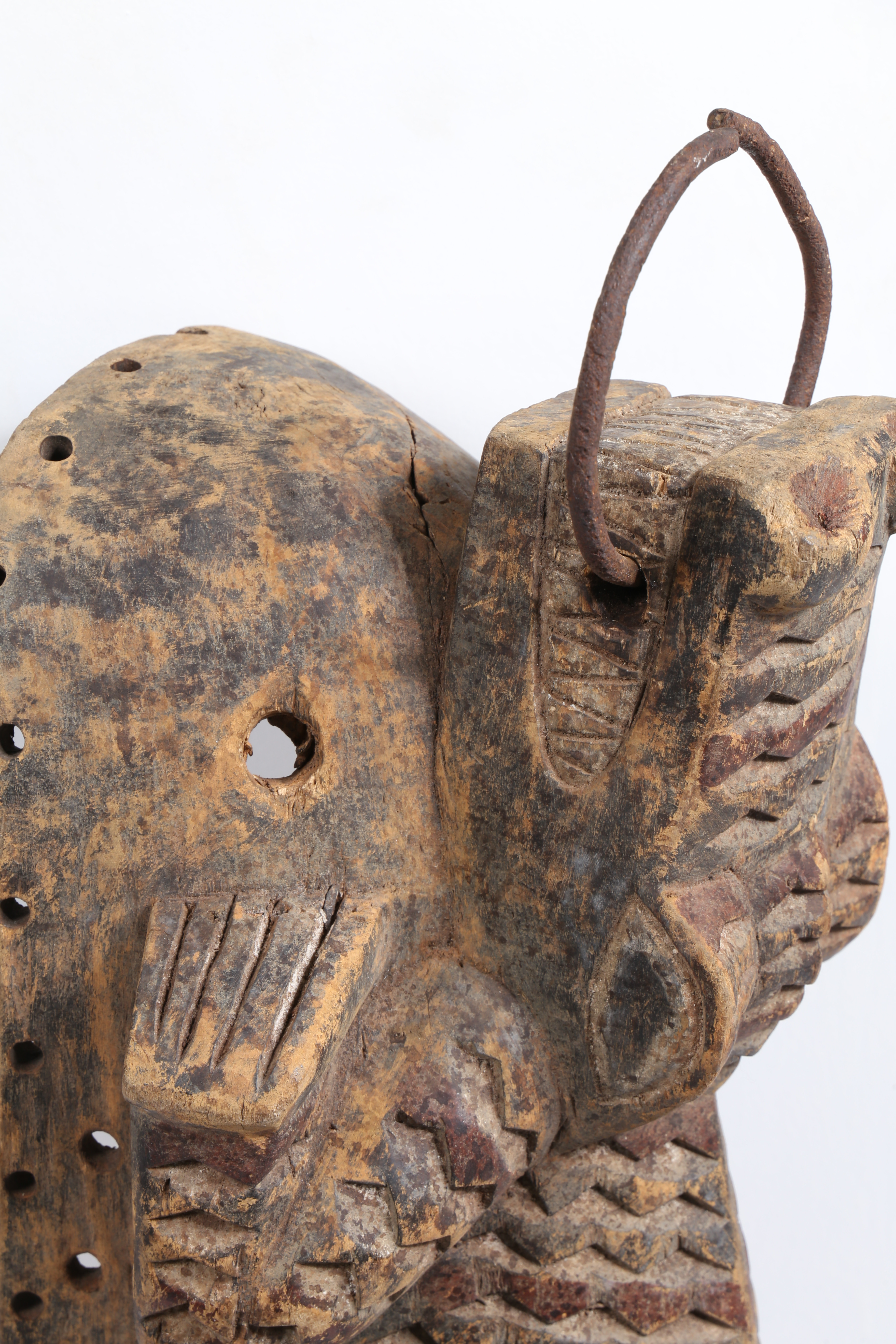 A LARGE AFRICAN CARVED CROCODILE MASK. - Image 4 of 11