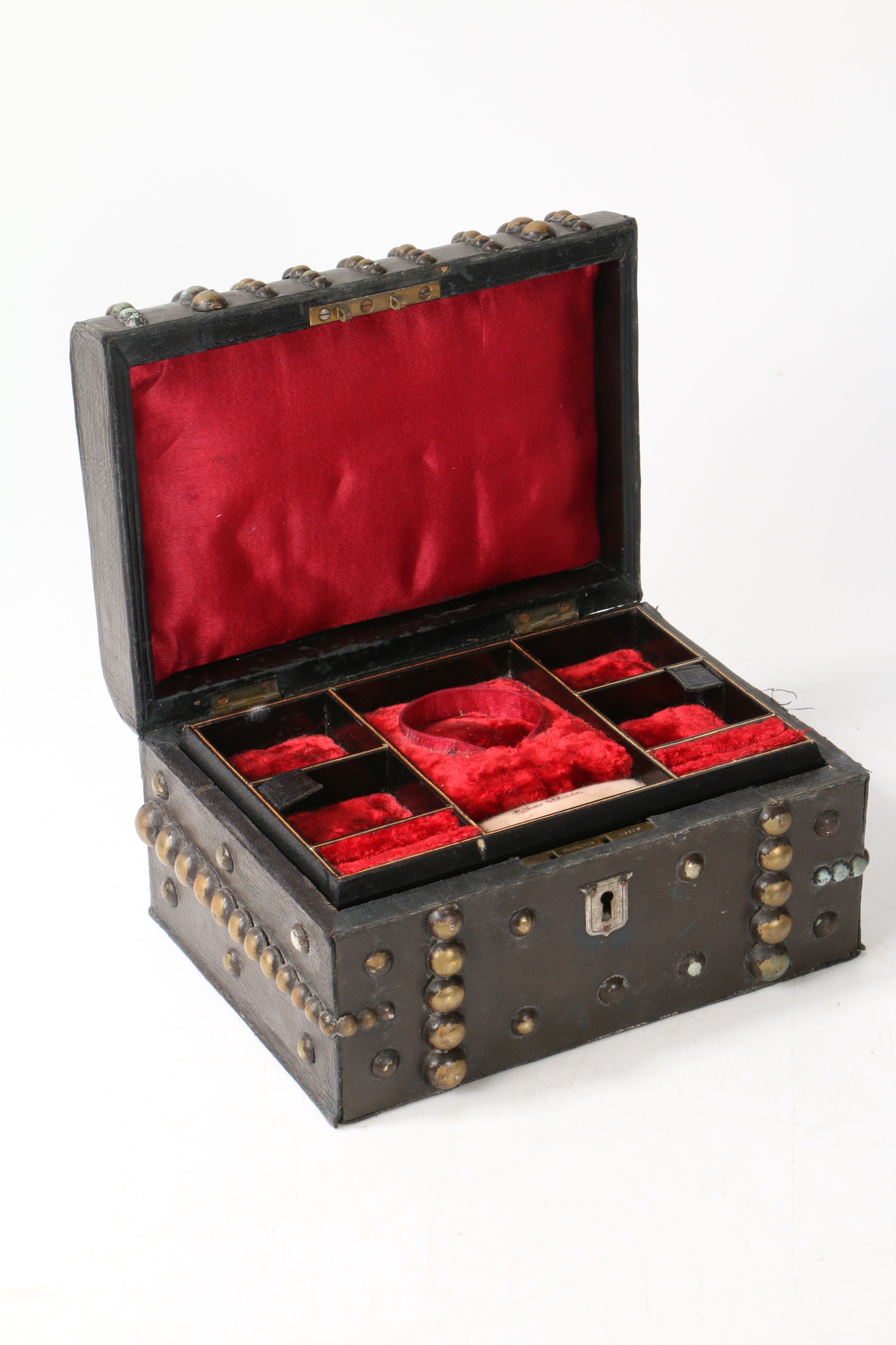 A EARLY 20TH CENTURY LEATHER STUDDED JEWELLERY BOX. - Image 3 of 7