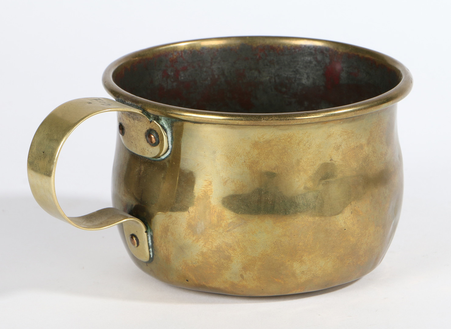 A GEORGE III UNCOMMON BRASS MEASURE, WITH INITIALS AND POSSIBLE MAKER'S MARK, CIRCA 1780.