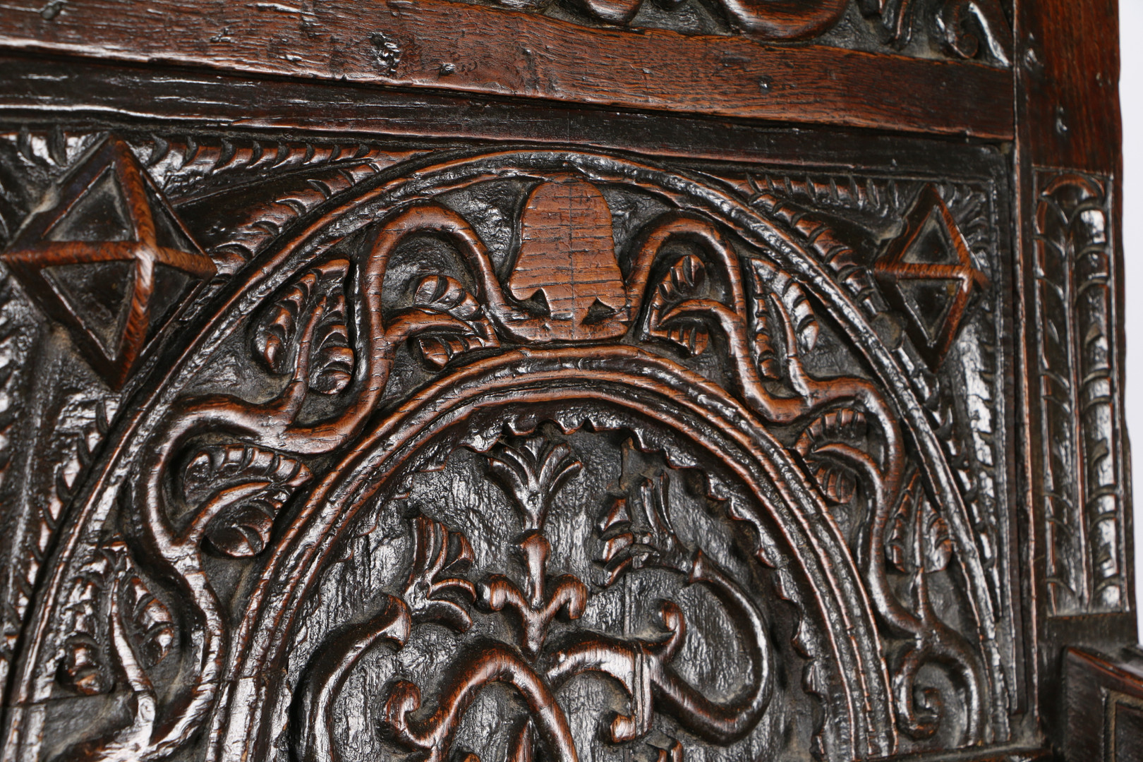 A GOOD AND RARE ELIZABETH I OAK OPEN ARMCHAIR, CIRCA 1570. - Image 13 of 14