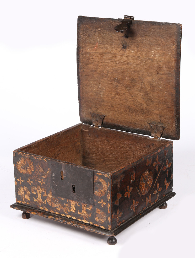 A RARE CHARLES II BOARDED OAK AND STRAW-WORK DECORATED BOX, CIRCA 1680. - Image 5 of 6
