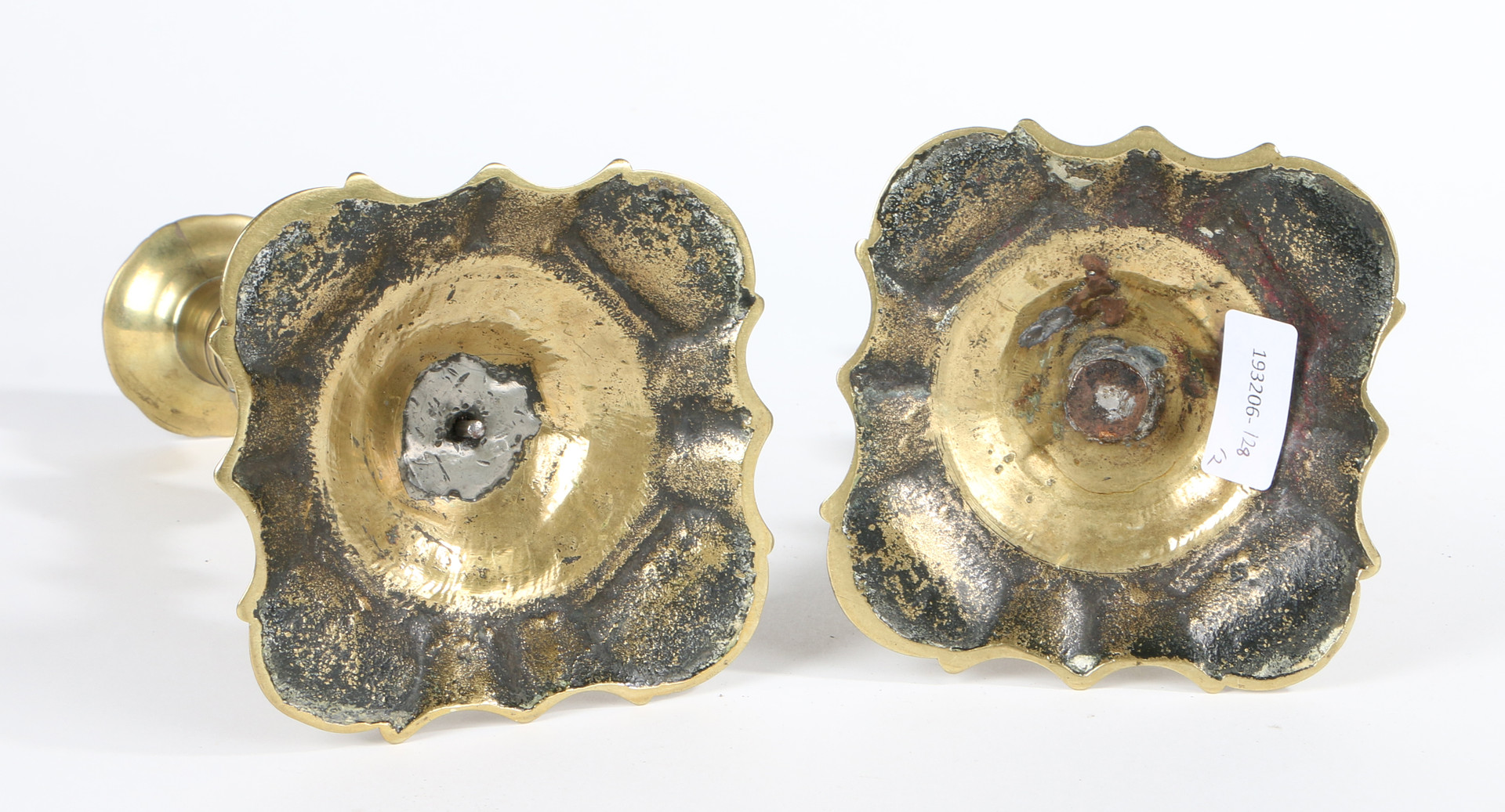 A PAIR OF MID-18TH CENTURY BRASS SOCKET CANDLESTICKS, ENGLISH, CIRCA 1750. - Bild 3 aus 3