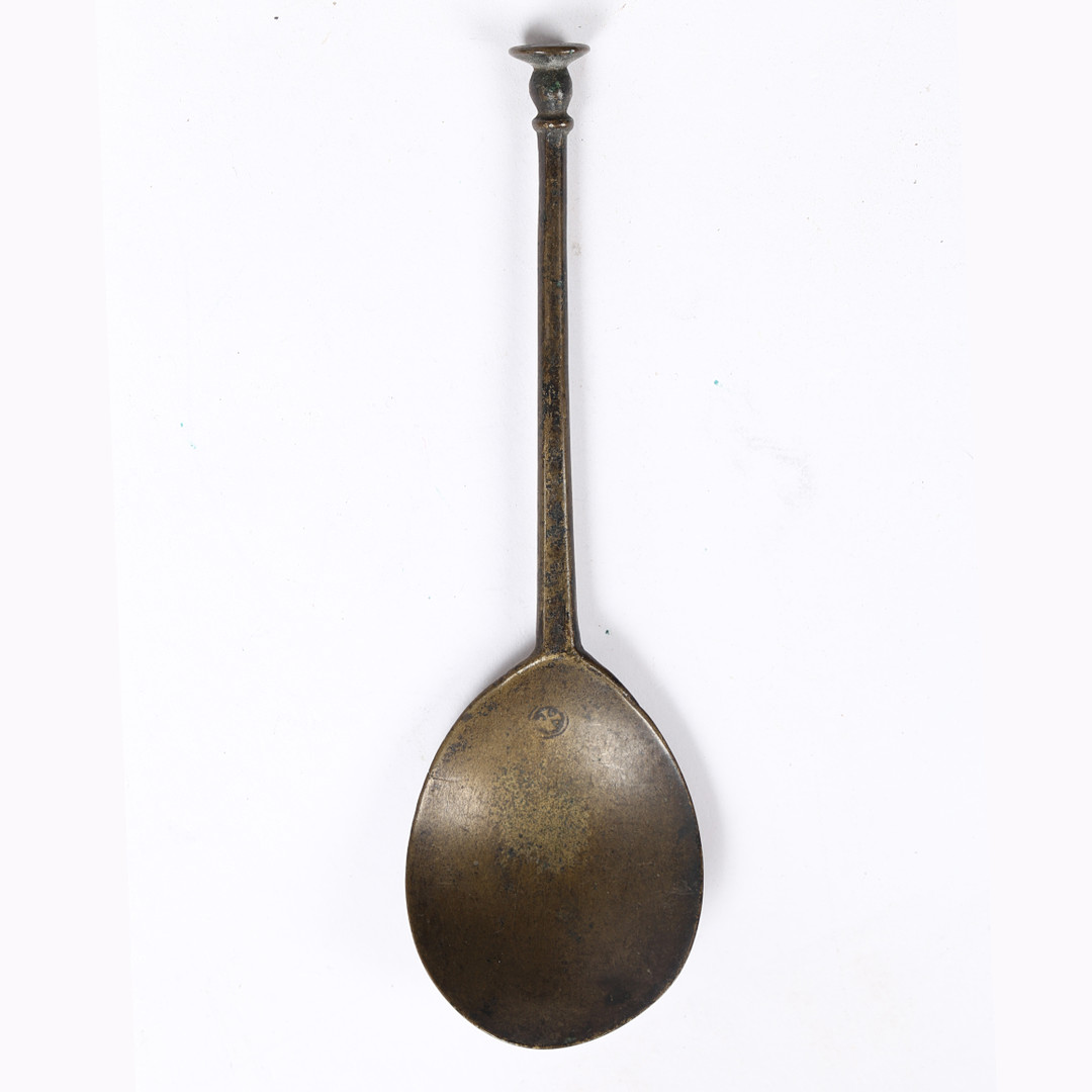 AN ELIZABETH I LATTEN SEAL KNOP SPOON, PROBABLY LONDON, CIRCA 1600.