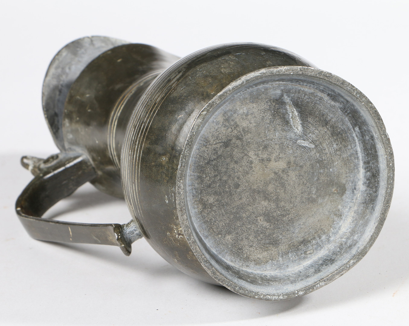 A GEORGE III PEWTER PINT GUERNSEY MEASURE, SOUTHAMPTON, CIRCA 1760. - Image 4 of 4
