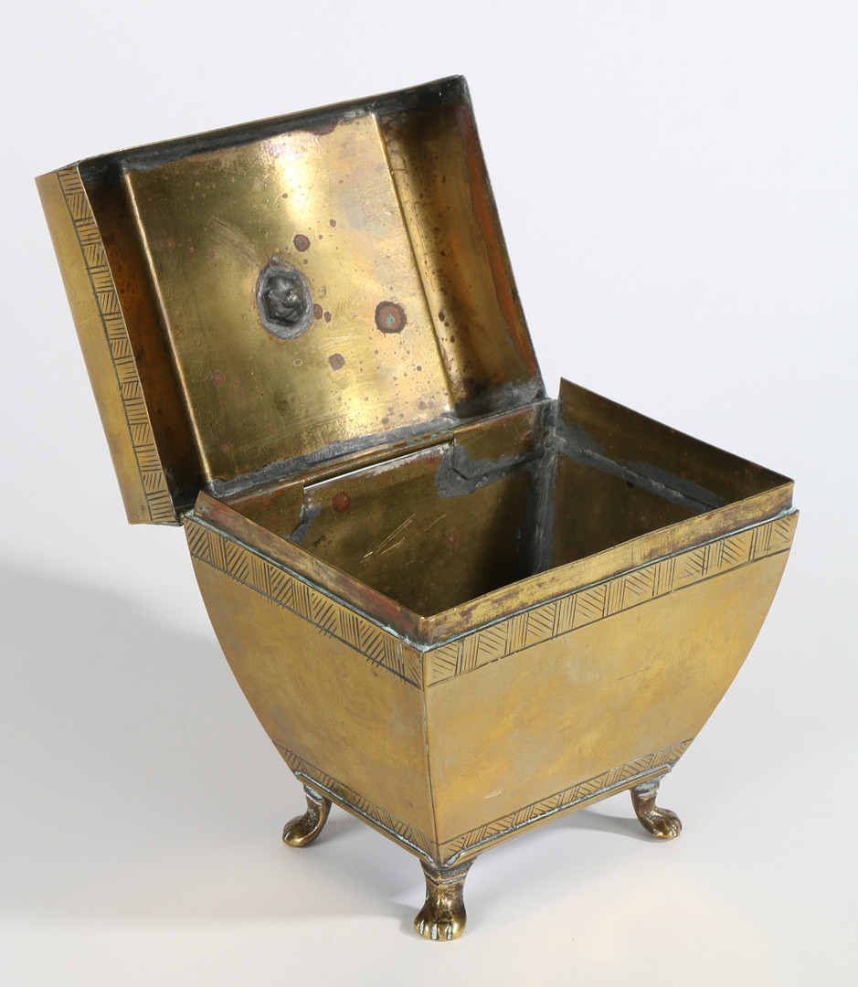 AN EARLY 19TH CENTURY SHEET-BRASS TEA CADDY, CIRCA 1820. - Image 4 of 4