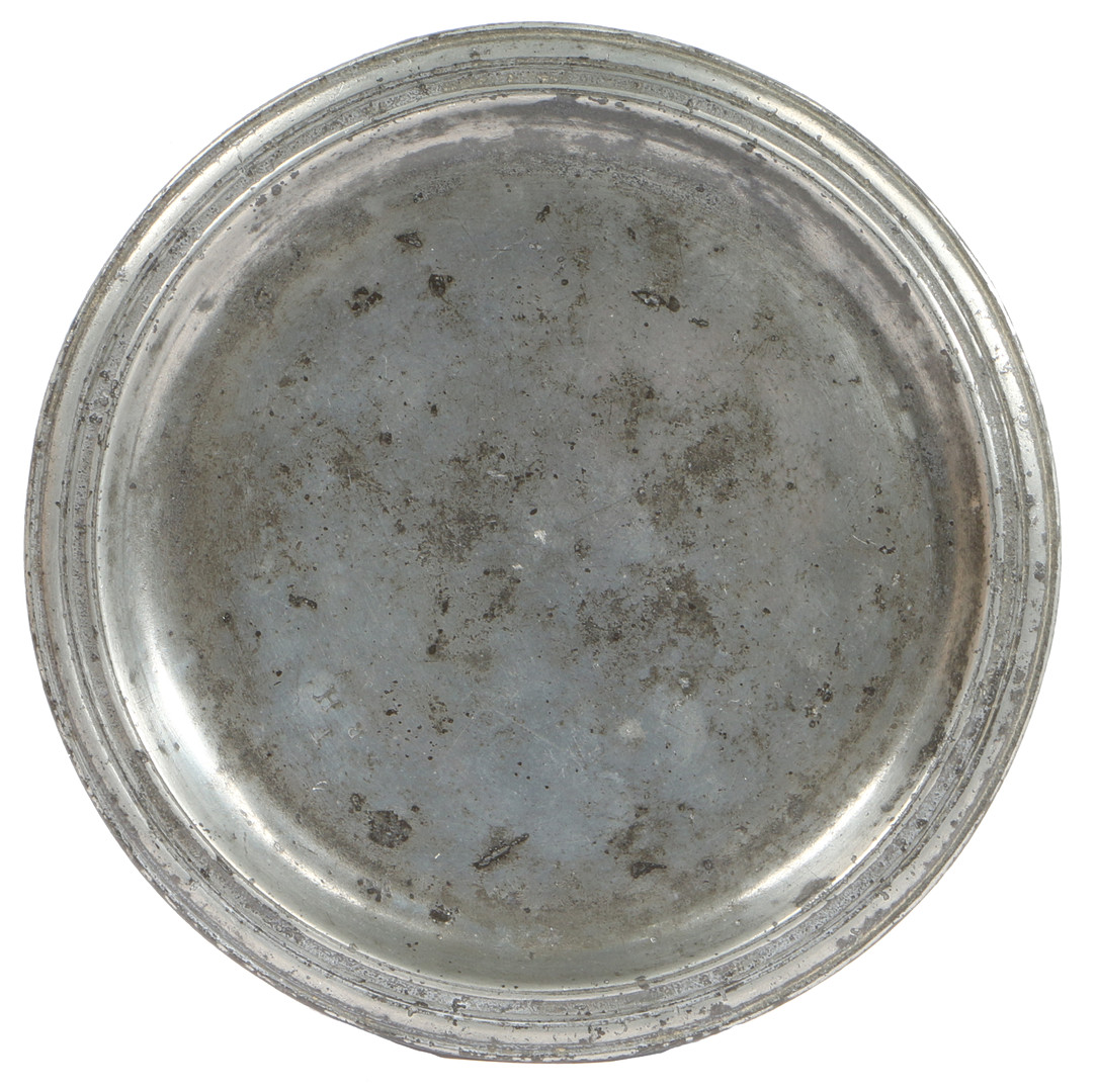 A WILLIAM & MARY PEWTER MULTI-REED NARROW RIM PLATE, OXFORDSHIRE, CIRCA 1690.