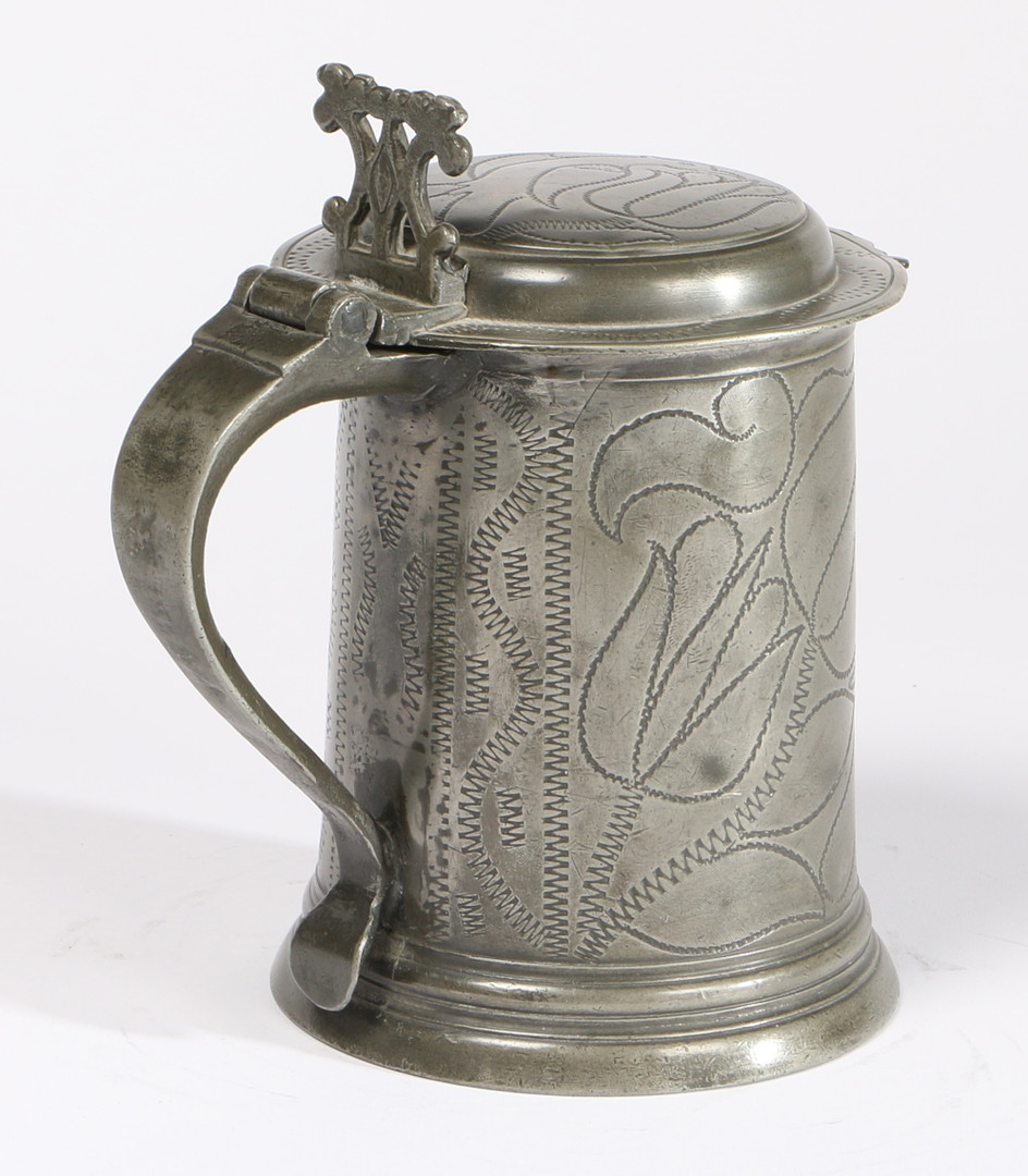 A FINE CHARLES II PEWTER OEWS QUART FLAT-LID WRIGGLEWORK TANKARD, WIGAN, CIRCA 1680. - Image 6 of 7