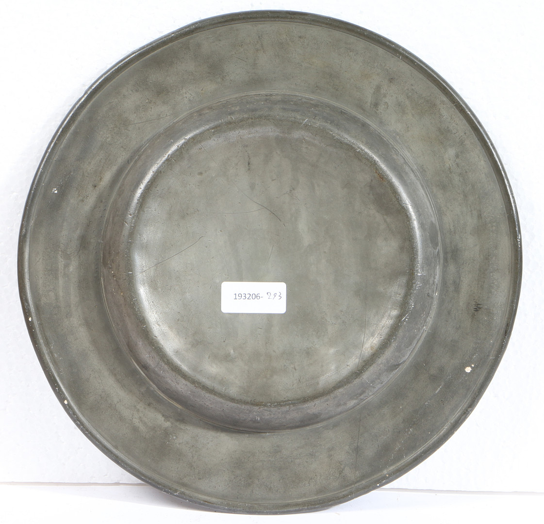 A LATE 17TH CENTURY PEWTER SEMI BROAD RIM PLATE, DUTCH. - Image 2 of 2