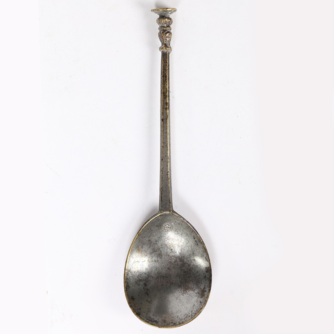 AN ELIZABETH I TINNED LATTEN GADROONED SEAL KNOP SPOON, LONDON, CIRCA 1600.