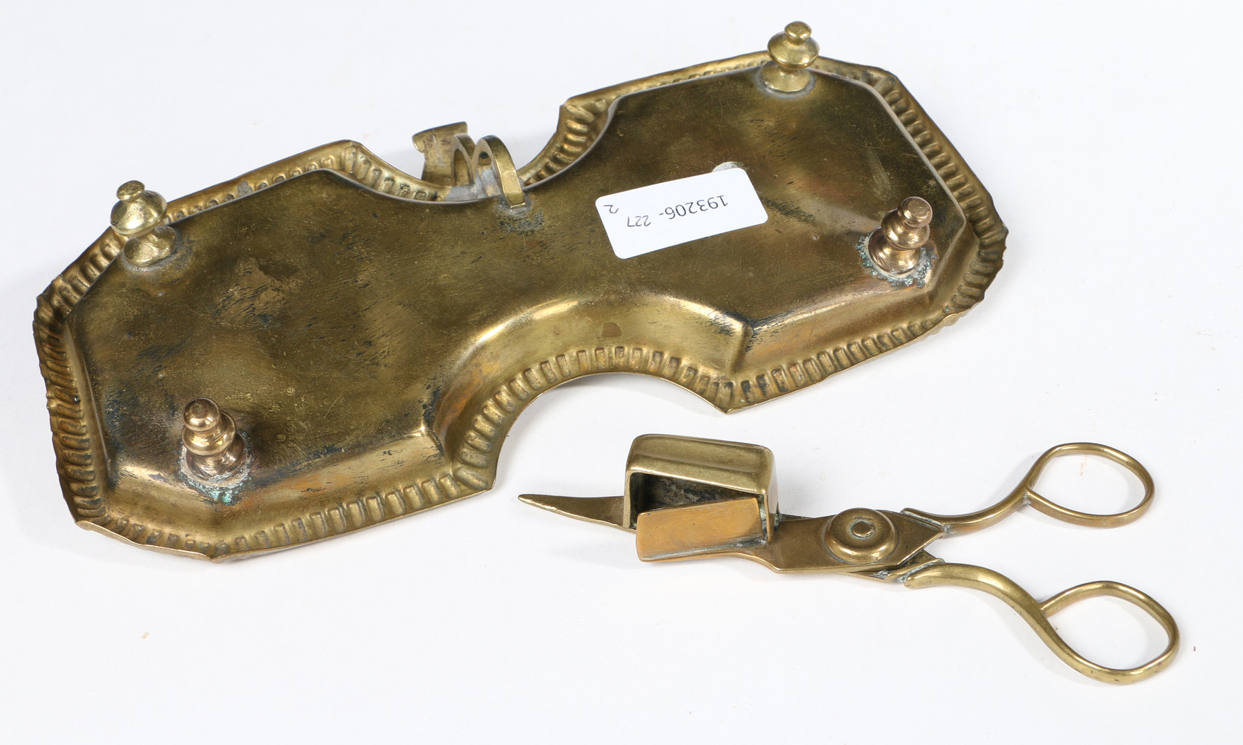 A PAIR OF EARLY 19TH CENTURY BRASS CANDLE-SNUFFERS AND TRAY (2). - Image 3 of 3