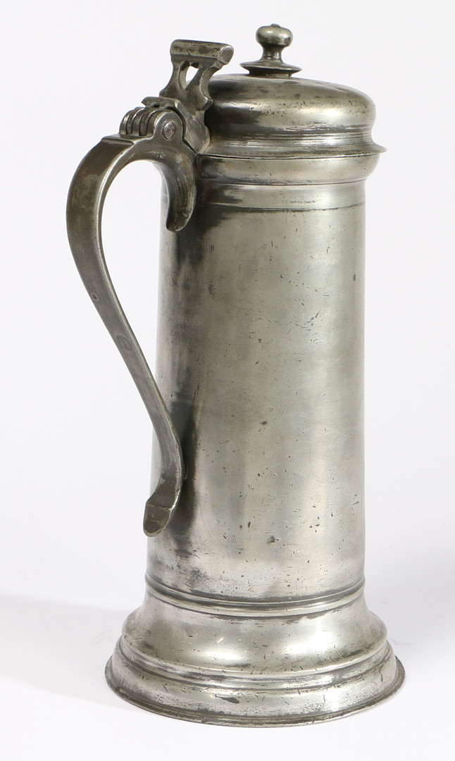 A GOOD AND LARGE CHARLES II PEWTER FLAGON, DATED 1634 AND INSCRIBED WITH CHURCHWARDENS' NAMES. - Image 3 of 4