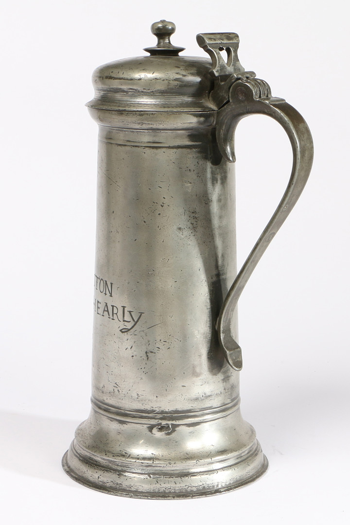 A GOOD AND LARGE CHARLES II PEWTER FLAGON, DATED 1634 AND INSCRIBED WITH CHURCHWARDENS' NAMES. - Image 2 of 4