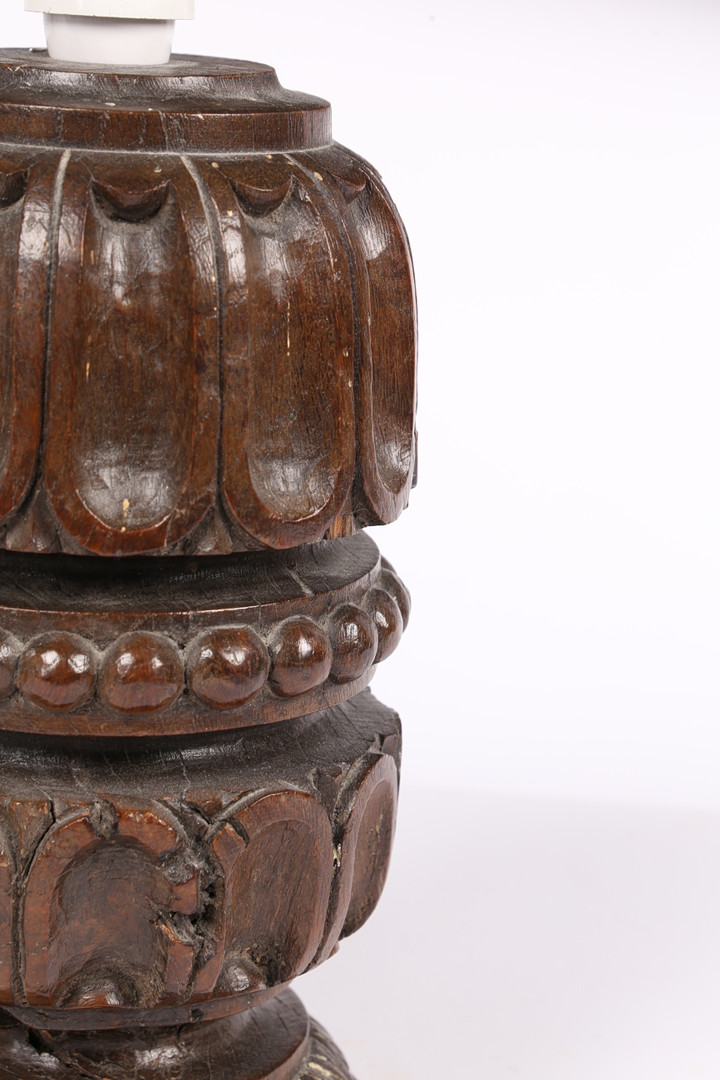 AN OAK TABLE LAMP, FORMED FROM AN ELIZABETH I CARVED OAK BED-POST SECTION, CIRCA 1580. - Image 2 of 2